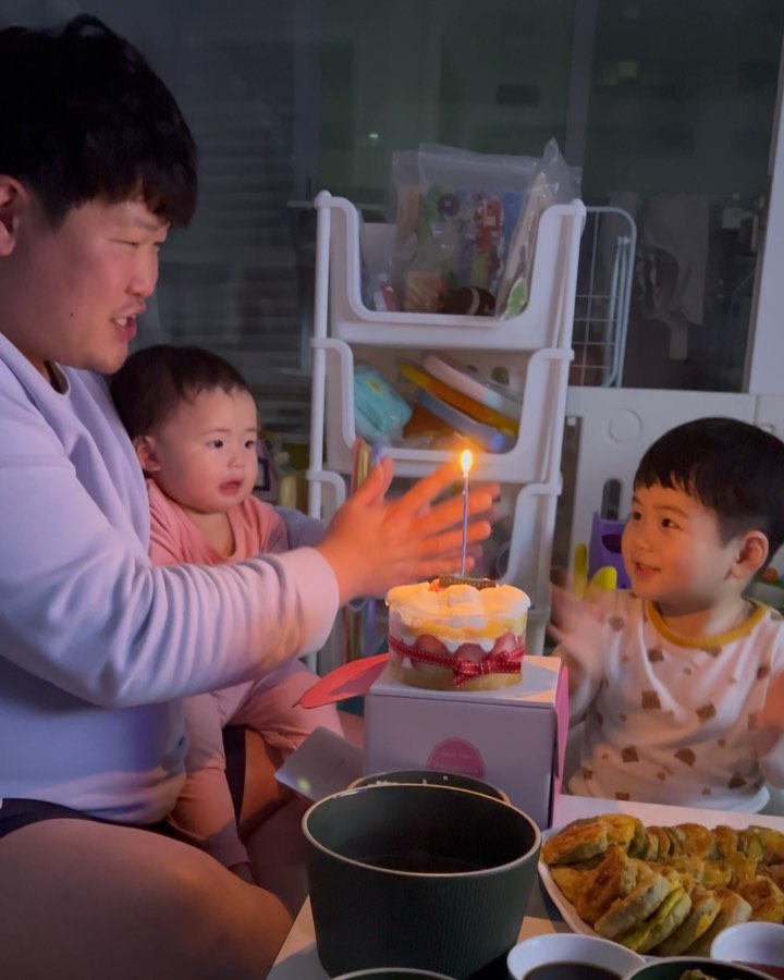 794🐭 336🐯

아빠의 생일🎂
육식공룡을 위해서 4고기로 준비했지😎
#소고기미역국 #동그랑땡&애호박전 #장조림 #소불고기 #제육볶음

제육볶음은 항상 하던 두꺼운 고기가 아닌 냉삼같은 대패삼겹살로 했는데 색달랐어요
길게 포장되어있어서 손질하기도 편했어요

대패삼겹살정보 sansugol1957