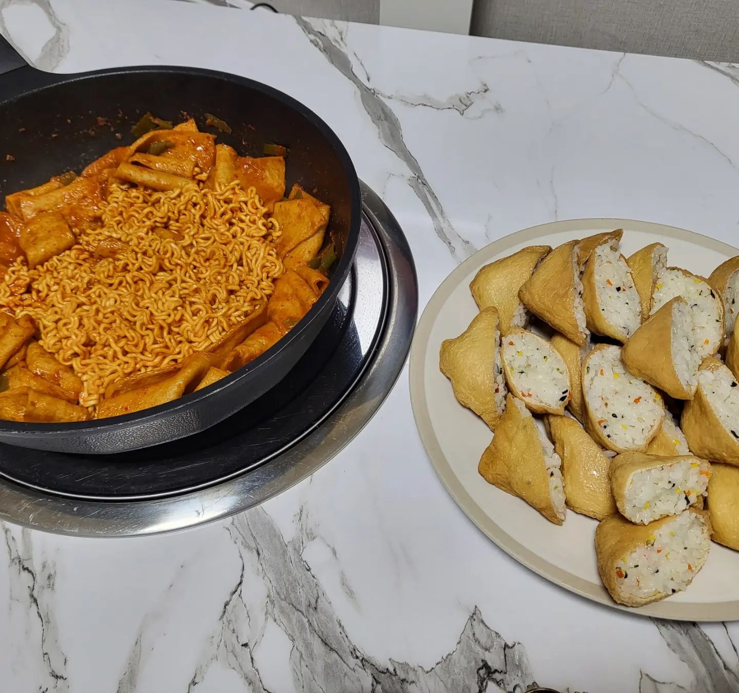 오늘은 #떡볶이 와#유부초밥 🙂
떡볶이 국물이 너무 쫄아버렸어요🥲

#첫줄
#요리 #집밥 #푸드 #좋아요 #food #푸드스타그램 #foodstagram #홈쿡 #좋반 #맞팔선팔 #선팔환영 #선팔하면맞팔가요