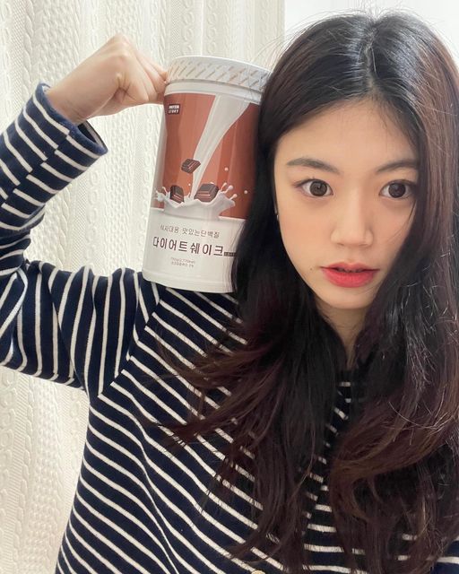 상아 on Instagram: "#광고 요즘 내 간식 .. 🍫🥛 다양한 영양소 부담없은 칼로리 가장 중요한 것은 바로 맛있는 것 .. ✨ 아니 무슨 프로틴이 맛있어 진짜 빈말이 아니고 다이어트 한다고 까불