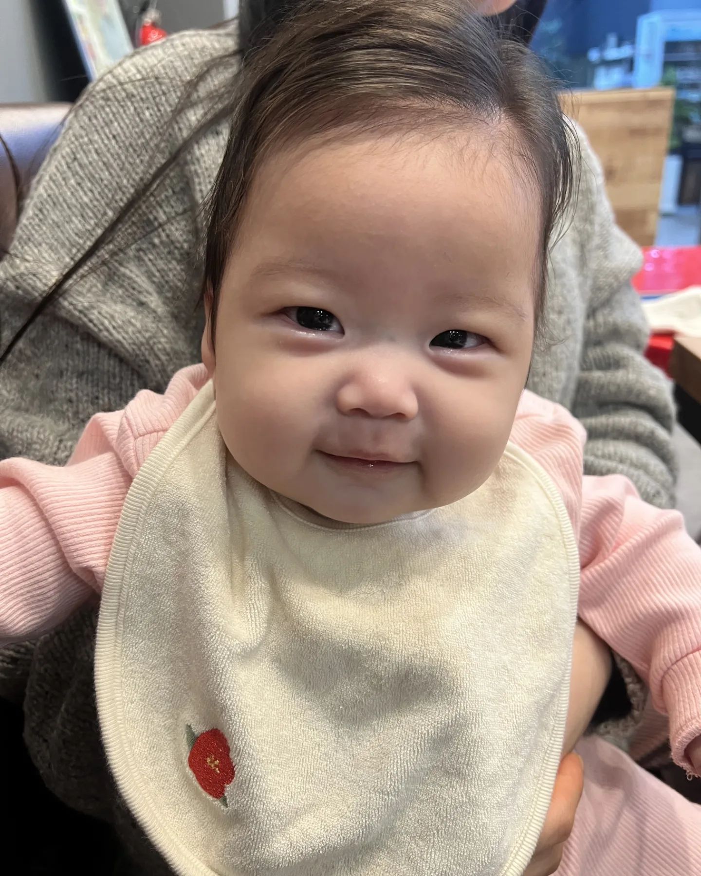 또 조개구이
#마시란조개구이
사장님이 음료도 써비스로 주심ㅋㅋ

율이 큰고모가 제주도에서 사온 턱받이하고
율이도 얌전히 잘 있어서 잘 먹고 왔다
#표정부자 우리 딸😍