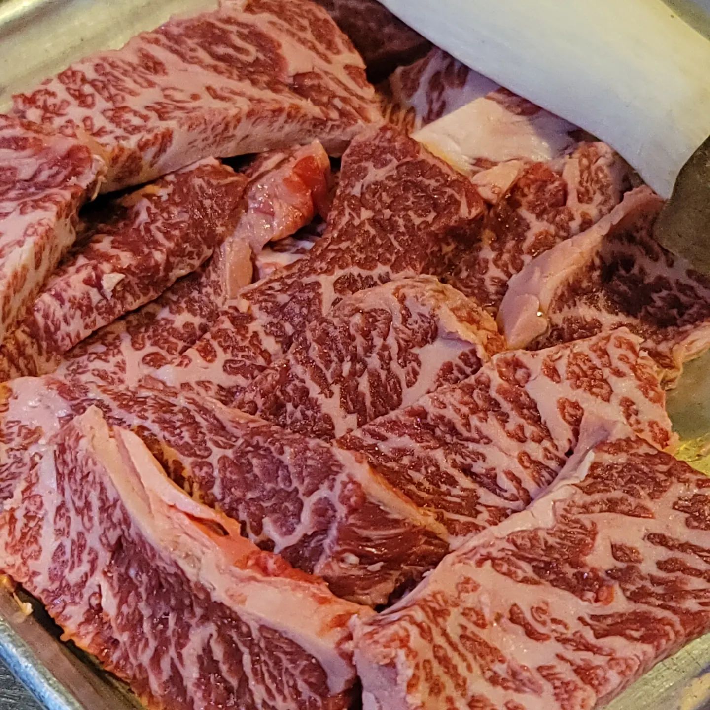 #협찬 <연탄부락 잠실새내점>
옛날 감성을 자극하는 연탄구이 맛집

잠실새내역 4번 출구 부근에 있는
<연탄부락 잠실새내점>에 다녀왔습니다! 

연탄부락은 기존 고기집과 다르게 연탄에 생고기와 초벌된 닭발을 구워 먹을 수 있는 이색적인 맛집이에요

요근래 날이 엄청 추워졌는데 연탄불에 고기 구워 먹을 생각 하니 먹기 전부터 옛날 감성이 자극 되더라구요😆

메뉴는 다양한 생고기와 특이하게도 닭발이 있었는데

연탄에 구우면 어떤맛이 날지 궁금해지는 갈비살과 
연탄부락만의 메뉴인 연탄닭발

그리고 닭발과 함께 먹을 주먹밥까지 주문해 보았습니다😀

🎈갈비살 - 가게에서 메뉴 나오자마자 놀란건 처음이었습니다

이가격에 이렇게 품질 좋은 고기가 나온다고??😲

고기의 상태가 누가 보더라도 와 고기가 너무 이쁘고 맛있어보인다는 소리가 절로 나올 정도였습니다

연탄불에 정성스럽게 구워 육즙 가득 머금은 고기를 소금 살짝 찍어 한점 먹어보니 

입에서 녹아내린다는 표현 그대로 고기가 녹아 사라졌습니다😍

연탄불 덕에 감칠맛도 더해지니 고기가 정말 흠 잡을 수 없이 완벽했어요

게다가 가격까지 착하다?

진심으로 먹는 내내 혹시 잘못시킨거 아닌가? 하는 생각이 들 정도로 양도 많았고 

고기의 질도 좋아 정말 대만족했습니다🥰

🎈연탄닭발 - 닭발은 1차로 초벌한 닭발이 나왔습니다.

초벌이 잘 돼 있어 잡내가 나지 않고 고기가 구워지는것보다 빠르게 익어 

고기 익히는동안 주먹밥과 함께 먹기에 좋더라구요

뼈를 발라낼 필요 없이 통으로 바로 먹을 수 있는 무뼈닭발인점도 너무 좋았어요😍

닭발의 맵기 정도는 매운걸 잘 못먹는 제가 맛있게 맵다라고 느낄정도의 맵기였습니다🔥

맛도 좋은데 실시간으로 연탄에 구워먹으니 뜨끈뜨끈하면서 매콤하고 감칠맛나는 닭발을 즐길 수 있는점 너무 마음에 들었어요🥰

🎈주먹밥 - 닭발에 빠질 수 없는 주먹밥!!

초벌된 닭발을 연탄에 올려 살짝 굽는동안
주먹밥 만들어주고 잘 구워진 닭발과 함께 먹어주니

닭발과 주먹밥은 부부사이구나.. 라는 생각이 들정도로 잘어울렸습니다😆

그리고 연탄부락은 기본 상차림으로 쌈쫄면과 된장찌개가 나오는데 얘네가 진짜 진국입니다

쌈쫄면이랑 된장찌개가 서비스로 제공되는건데 둘 다 퀄리티가 완전 장난 아니었어요😆

특히 된장찌개가 아주 제대로 였습니다

고기와 야채가 한가득 들어가 있고 간도 너무 맛있게 잘 돼 있어서

밥 한공기 시켜 같이 먹으면 다른거 다 필요 없겠더라구요😍

사장님께서도 매우 친절 하셨고 가게 인테리어도 다른 손님들과 부딪히지 않게 넓어 너무 좋았습니다

고기 닭발 사이드메뉴 모두모두 매우 만족했던 연탄구이 맛집 <연탄부락 잠실새내점>

당장 내일 같이 갔던 친구와 또 먹으러 방문 예정입니다🥰

이번에 너무 만족해서 다른 메뉴들도 같이 시켜볼 예정인데 다른 메뉴들도 기대가 돼요

평생 단골집된 연탄구이 맛집 <연탄부락 잠실새내점>
완전 강추드립니다🔥

❤_boorak
❤갈비살 150g/16,000원(2人)
❤연탄닭발 200g/13,000원
❤주먹밥 2,000원
❤서울 송파구 백제고분로9길 22 1층 연탄부락
❤영업시간 : 화-일 15:00~24:00(23:30 라스트오더)

#잠실새내데이트 #잠실새내역고기집 #잠실새내술집 #잠실새내고기집 #잠실새내삼겹살 #잠실새내역고깃집 #잠실새내고깃집 #잠실새내역맛집추천 #잠실새내맛집 #연탄부락잠실새내점 #연탄부락 #닭발구이 #잠실고기맛집 #잠실고기 #닭발 #소고기 #갈비살 #연탄구이 #삼겹살 #고기 #먹방 #먹스타맞팔 #먹스타 #맛스타그램 #맛집 #일상 #데이트 #맞팔 #먹팔
