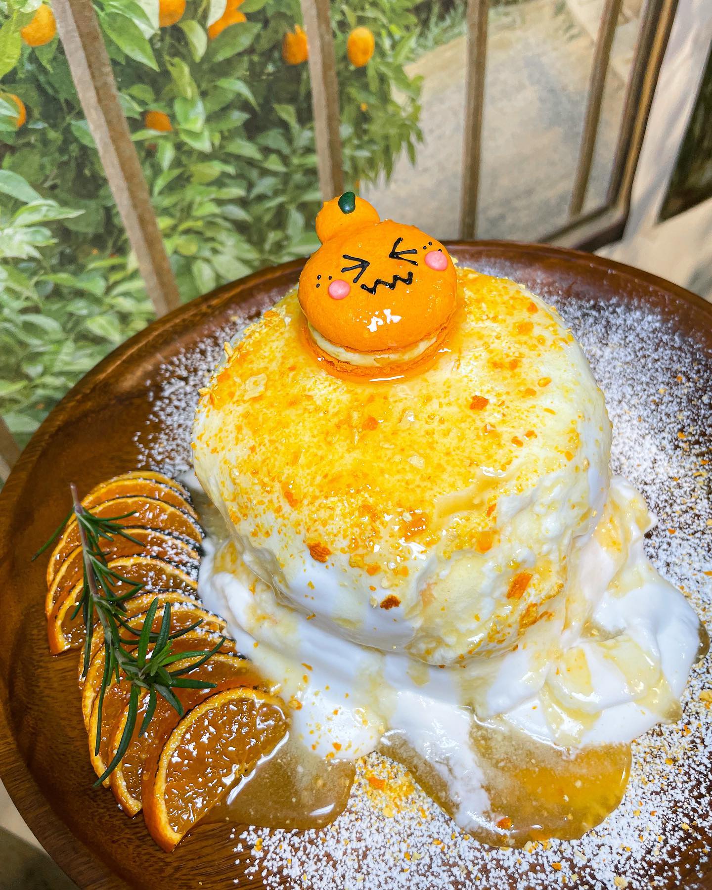 #협찬 퐁실퐁실 귀엽기까지한 수플레 맛집! 제주 애월 찍고 홍대 접수! #트라이브 따봉스👍🏻🧡🍊 
수플레맛집으로 벌써 유명한 트라이브! 생긴지 얼마 안되었는데도 본점의 명성때문인지 도착하자마자 손님들로 가득했어요. 
내부는 제주도 느낌이 물씬나서 여행온 기분까지 들더라구요✈️
테이블 마다 수플레가 놓여져 있어서 더더욱 기대감 상승😋

수플레는 총 세 종류에요.
✅한라봉 수플레 16.0
✅돌하르방 수플레 16.0
✅한라산수플레 17.0

이 중 저는 시그니쳐인 한라봉 수플레를 주문했어요.

한라봉수플레는 나오자마자 너무 귀엽다며 감탄 연발! 이 귀여움을 담기위해 무한셔터를 눌렀어요💕한라봉의 오렌지 빛깔이 가득. 앙증맞은 마카롱이 올라가서 한입 포크질 하기가 좀 아까울 정도더라구요. 첫 입의 소감은 정말 부드럽다..!✨ 그리고 엄청 달지도 느끼하지도 않아서 너무 맛있었어요. 함께 나온 시럽을 뿌려주시면 한라봉 향을 더욱 물씬 느끼실 수 있어요. 특히 함께 나오는 한라봉슬라이스를 곁들여주시면 입안 가득 풍부한 맛이 가득이랍니다.

함께 주문했던 음료인 퍼플레몬과 신창의노을은 색감부터 영롱해서 보는 것만으로도 기분이 좋아지니 꼭 에이드도 같이 시켜보시길 추천드려요. 다른 곳의 에이드와 달리 하나의 식재료만 사용한 것이 아닌 스페셜한 조합으로 독특한 맛을 느끼실 수 있습니다.
멀리 제주도가지 않아도 홍대에서 먹을 수 있다는 것만으로도 메리트니 꼭 방문해보세요.

📂트라이브 홍대점
📍홍대입구 9번출구에서 385m
📍매일 11:00 ~ 22:00

#따봉스_홍대

#트라이브 #홍대카페 #홍대수플레 #홍대디저트 #수플레맛집 #포포몬 #여행갈땐가장먼저_포포몬 #홍대신상카페