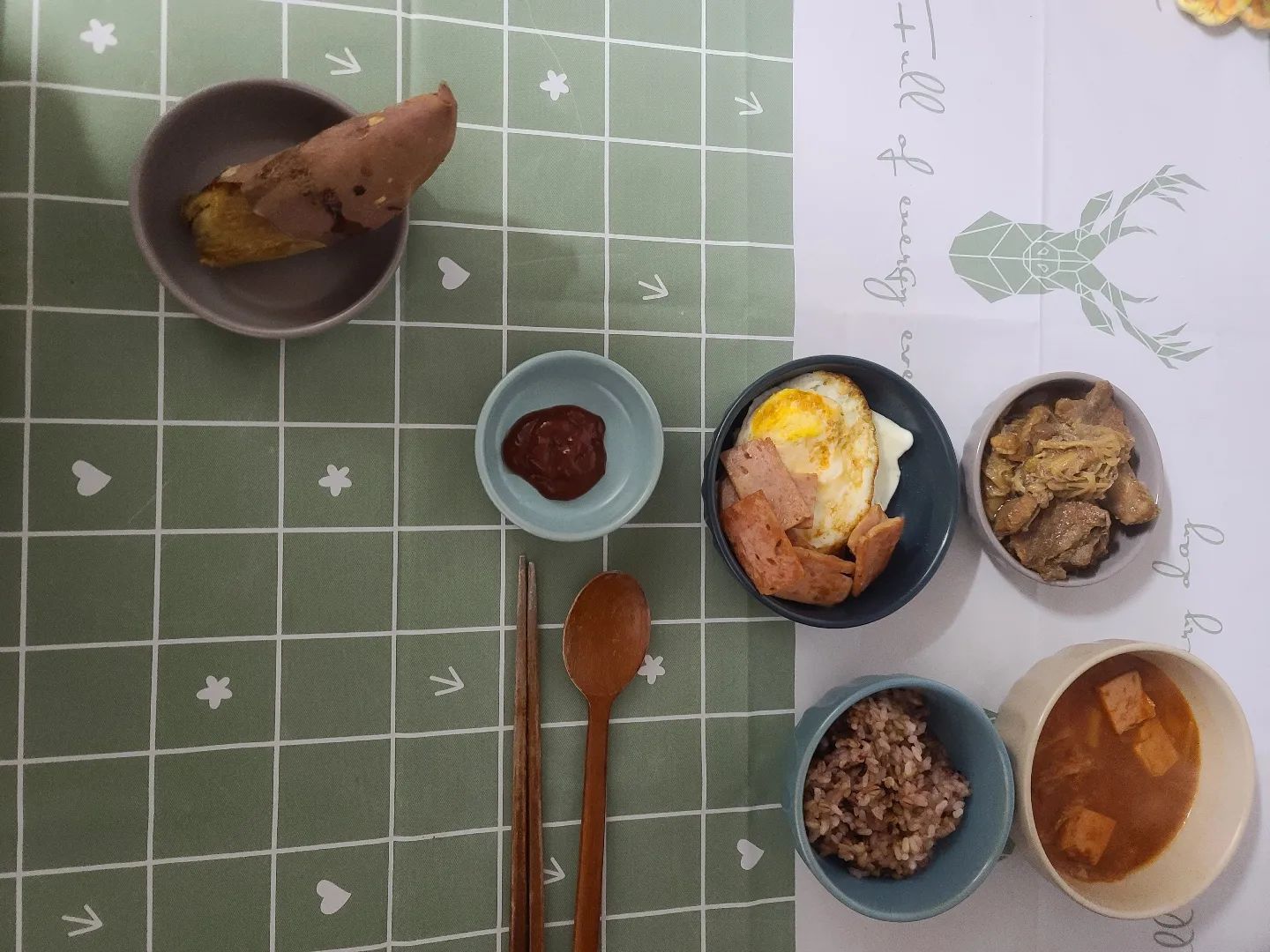 -
식단하는 잔망지니의 고구마

살크업중인 잔망멍그니의 밥상

살은 남편이 빼라고 건강검진에서 나왔는뎁... 나는 살 쪄야한다고 나왔는뎁...아침부터 너무 고기만 차려준건가 ㅋㅋㅋㅋ 

잘먹는거보면 마냥 기분은 좋은데 배나온거보면...참....큰일이군