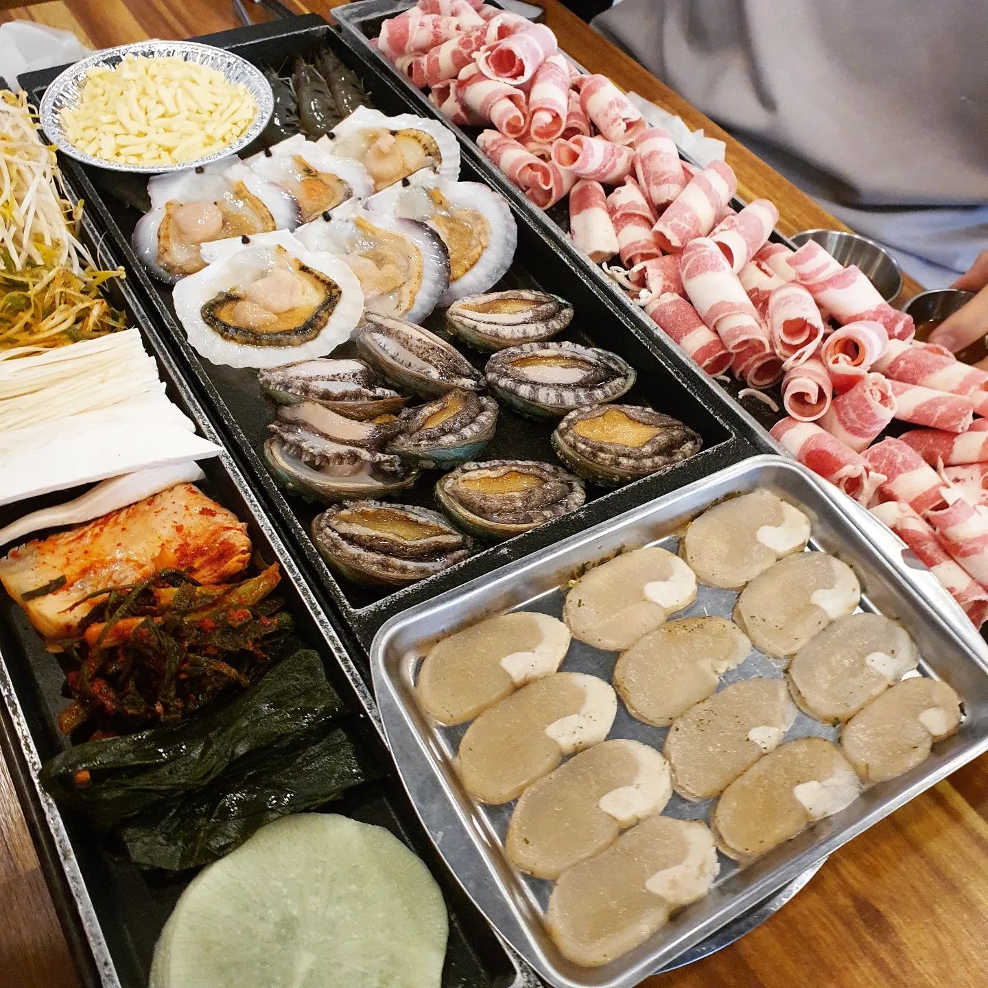 #대천여행 #대천해수욕장
#해물상회
해물삼합구이 파는 곳 !!!! 사람 제일 많길래 들어가봤는데 넘 맛있었당
사장님들도 세상 친절하심 😢❤️
대자는 가리비가 6개 소자는 가리비가 4개!
관자랑 소고기 숙주를 명이나물에 싸서 특제소스에 톡 찍어먹으니 세상 감칠맛에 꿀맛탱 😋💝
라면에 칼국수, k-후식인 볶음밥까지 싹쓸이하고 든든하게 점심 마무리 😚💯

가격은 소자 59,000원 대자 89,000원!!!