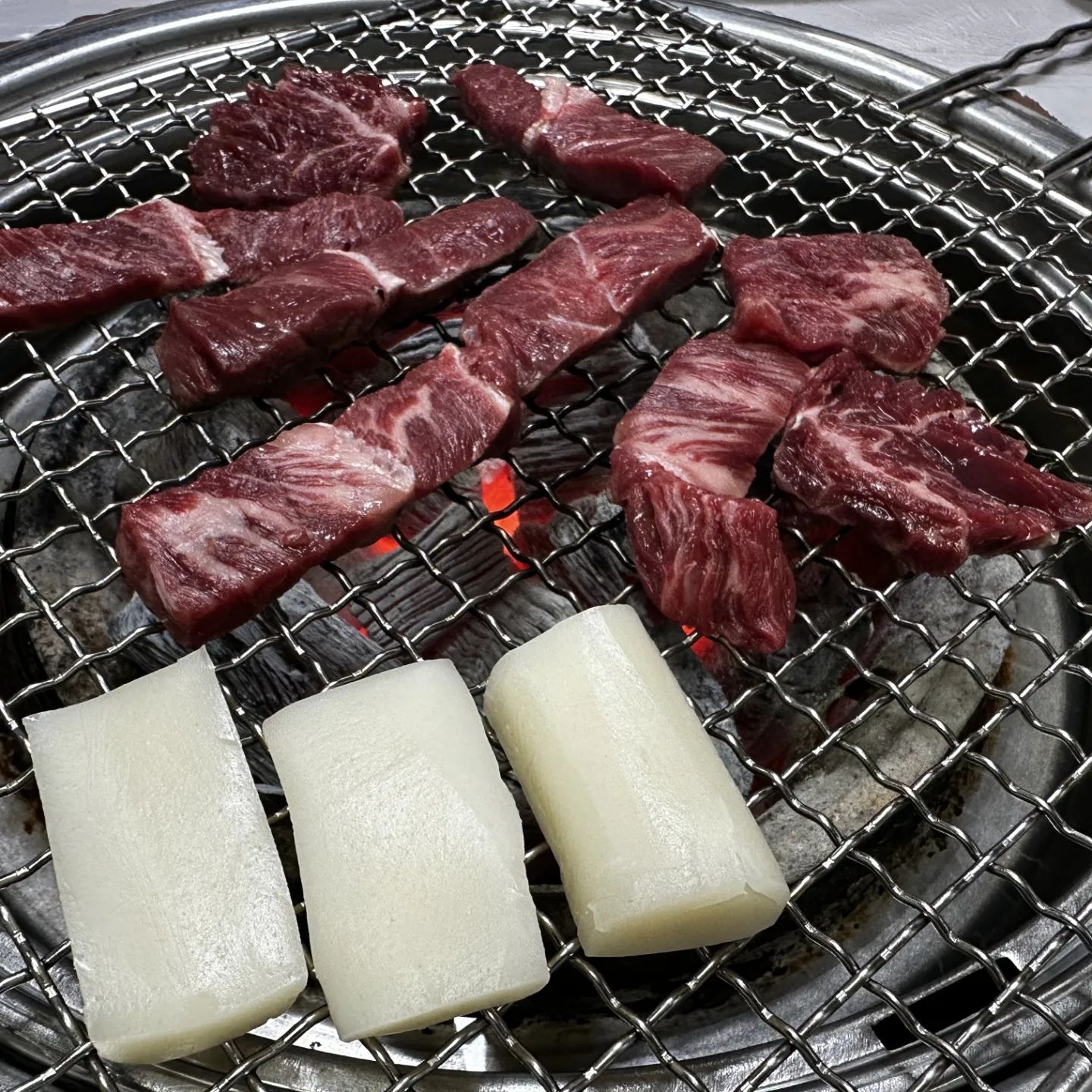 문막 일호집

#원주맛집 #문막맛집 #원주소고기 #원주데이트 #원주맛집추천 #한우맛집

한우암소 특수부위 모둠과 꽃등심을 먹고 된장찌개를 먹었어요♡♡

숯불한우 육질이 부드럽고 맛있습니다♡♡

된장찌개는 재래식 된장으로 조리하여 더없이 맛있었죠♡♡