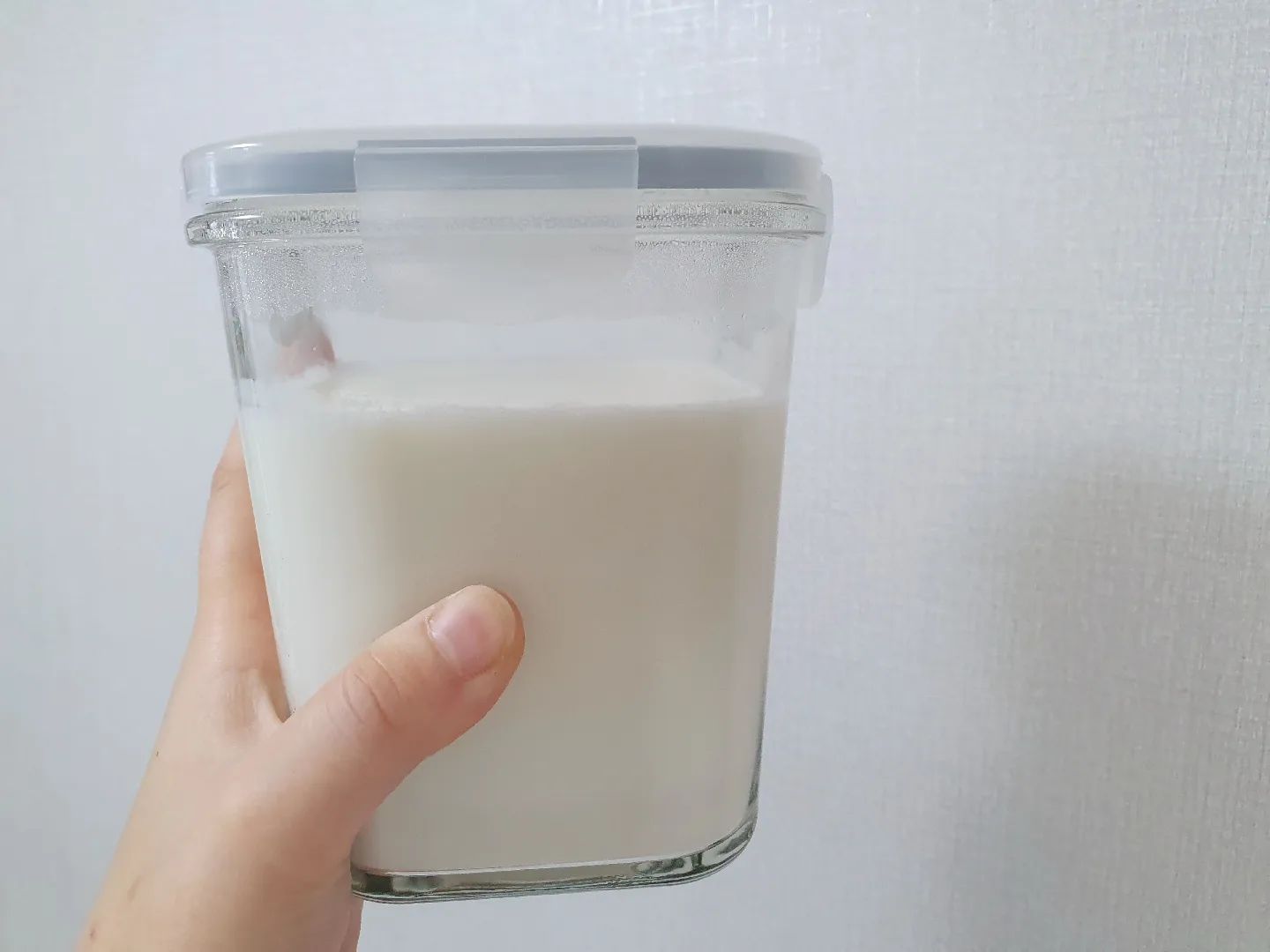 ❤️요거트 만들기❤️

요즘 요거트에 푹 빠져밌는 아들
영양플러스에서 멸균우유가 듬뿍와서
유당불내증때문에 우유 그대로는 못먹고

멸균우유로 요거트를 만들어봤는데
멸균이라 꾸덕함은 조금 덜 하지만
그래도 잘 만들어졌다 만족스러움

아직 어른간식이나 초코는 안먹여봤는데
한살림에서 저번에받은 초코볼이있어서
한번 먹어봐라 싶어서 넣어줬더니 너무
맛있게 잘 먹는다🙂

수제 요거트는 약 일주일정도 먹는게
좋으니 일주일마다 잘때 만들어야지
