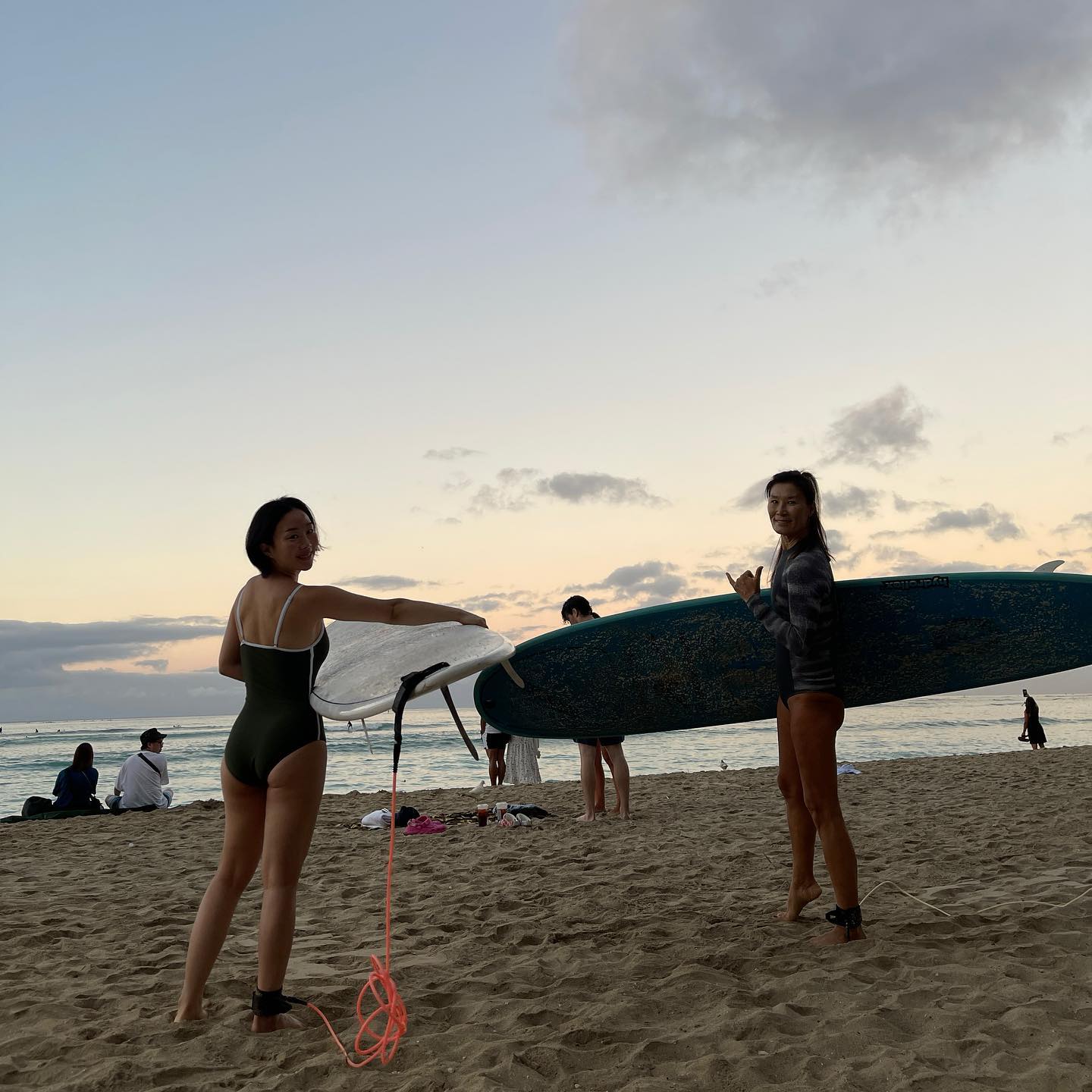 🌅
내가 어떤 삶을 살았는지 세삼 깨닫게 되는 시간⏰

진짜 쉴 새 없이 바쁘게 살았구나
친구가 나한테 넌 그럼 스트레스 받으면 뭐해? 
라고 물어보길래 오래 생각했고 아직도 답이 명확하지 않네;;

그냥 시간이 지나면 괜찮아질 거야 마인드컨트롤이 다 아닐까?

항상 점점 감정이 쌓으면 곪아 터지는 게 연간 행사 같은 
일이었던 것 같은데..ㅋ

지금껏 딱히 삶에 욕심이 있다기보다 지금 내가 좋은 거 
행복한 거 내 앞에 놓인 상황들을 바삐 해내어 가고 있었는데, 
한국 가기 전에 조금 더 내 삶에 의미를 부여하고 가야지!

한국 가면 꼭 쉴 시간도 챙기겠어!🙂

#아무튼시리즈 #아무튼, #달리기