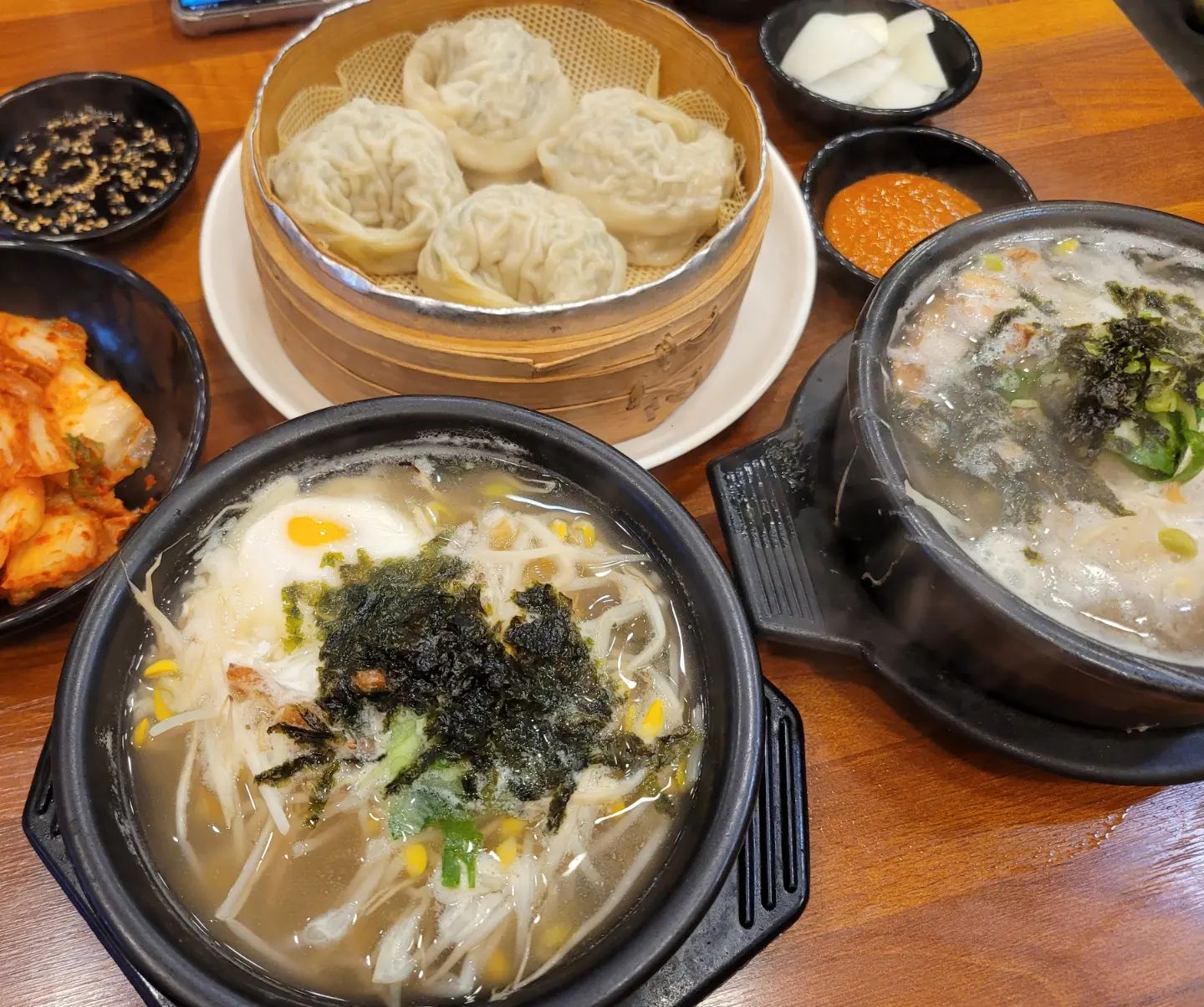 #해장국맛집 

아빠해장하러왔다가
애들이 더 잘 먹는건 멍미?😁
해장국 한 그릇씩 뚝딱하고 
저녁해결😋
뭐든 잘먹어주는 애들아 고마워😘

#콩나물국밥 #콩나물해장국 #만두맛집 #중리맛집 #영도맛집 
#영도가볼만한곳 #남매맘 #부산맘