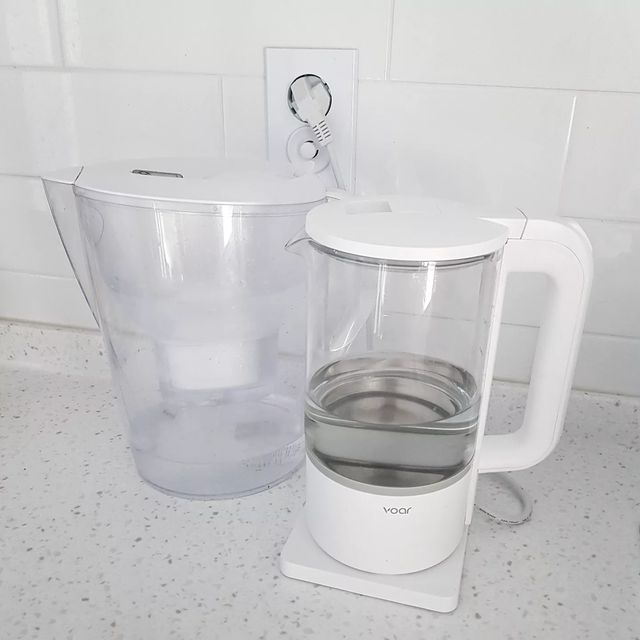 살림홈 on Instagram: "화이트 주방 인테리어를 헤치지 않도록 
고르고 골라서 주문한 화이트 전기포트입니다.
뒤에 있는 브리타 정수기와 더불어 하루 중
가장 자주 사용하는 가전제품 중 하나입니다.

작동시 LED 블루 라이트가 은은하게 들어와서 
주방 분이기를 더 예쁘게 만들어줍니다. 
집에 오는 손님들마다 어디 제품이냐고 물어봐서
괜히 뿌듯해지는 가전이랍니다💛

내부에 용량 눈금 표시도 있어서 더 편리합니다.

밥솥도 화이트로 바꿔버리고 싶은 걸
간신히 참는 중입니다🤫

#화이트전기포트 #화이트가전 #신혼가전 #화이트주방 #화이트주전자 #전기포트 #전기포트추천 #홈카페 
#보아르 #보아르전기포트 #홈카페도구"