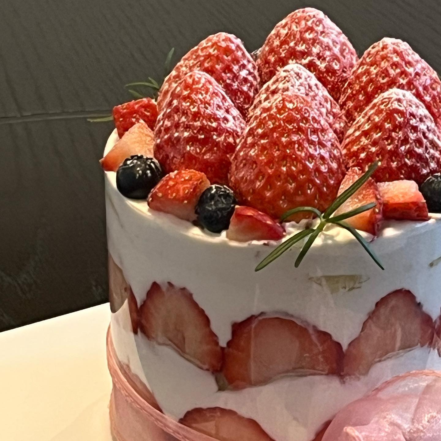 2023년도 벌써 일주일
딸기 잔뜩 들어간 케익으로 
생일 케익 3개 불었는데, 
모두 딸기가🤭🤭🤭

#딸기케이크 는 사랑입니다🍓