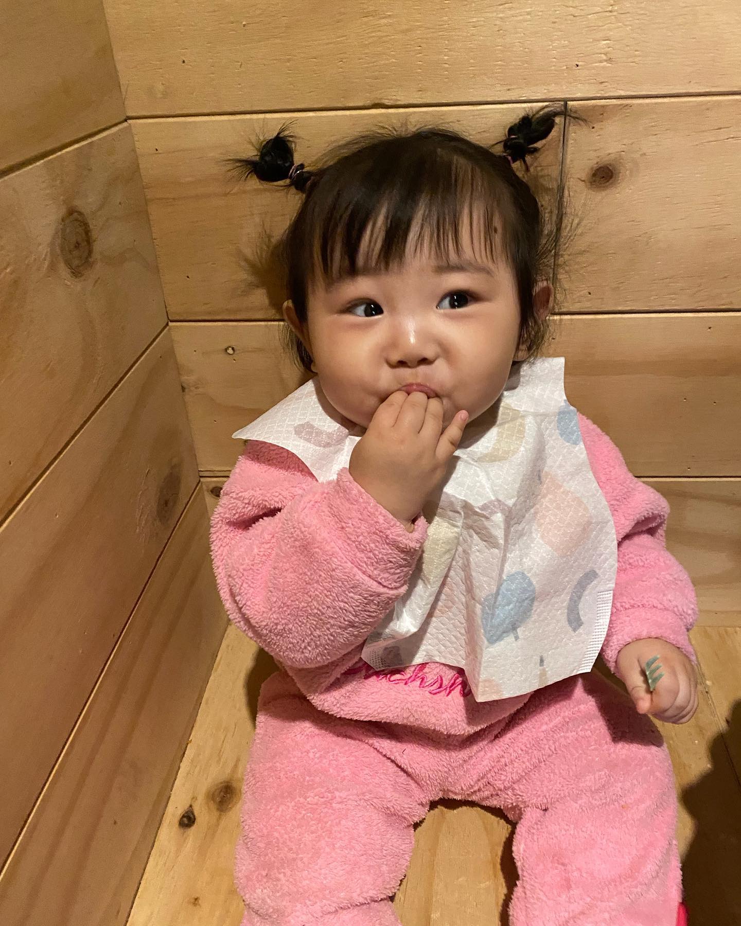❤️2023.1.7 생후379일 하윤공주❤️

오늘은 오랜만에 가족나들이
예전에 조카 데리고 갔을때 동물도 직접만져보고 괜찮았어서 하윤이도 좋아할것같아서 방문 했는데 코로나때문에 식당도 안하고 동물체험도 많이 축소되어있어서 아쉬웠지만 하윤이가 잘보고있어서 다행이였다 
우리애기 간식으로 챙겨간 딸기랑 병아리콩과자 엄마아빠 빵이랑커피먹는동안 잘먹고 아빠입에도 넣어주고 걸음마 연습도 열심히하고, 물론.. 물에 들어갈려고 땡깡 부리긴 했지만 잘놀고 집에오는 차안에서 자고 기분좋게 일어나서 밥먹고 또 하루를 잘 마무리한 주말이라 너무 뿌듯해 !!!!오늘 하루도 건강하게 잘먹고 잘자고 잘커줘서 고마워 우리애기 엄마아빠가 아주 많이많이 사랑해 🫶
