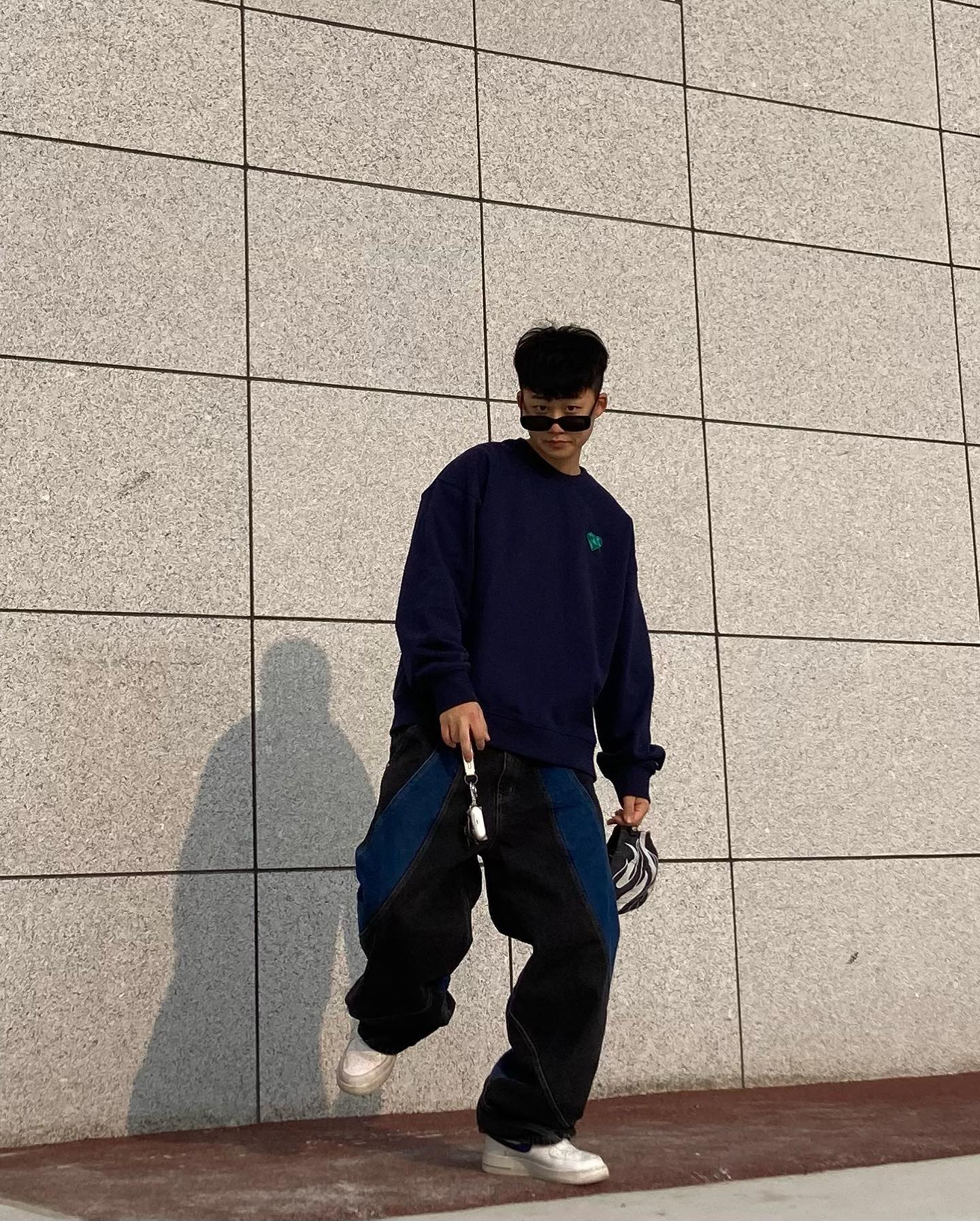 #협찬
패션의 완성은 sagging.
패완sa…🔥

상의는 sweatlable 에서 제공받았습니다

✔️ 무지에 하트로고만 있는 맨투맨이라 바지에 포인트를 주고 나머지를 죽일때 활용도가 좋은 맨투맨👍🏻
✔️ 하트 로고가 너무 기엽다…!!
✔️ 핏감과 소재를 봤을때 가성비가 매우좋다.🫶🏻🫶🏻

#협찬 #스웻셔츠 #맨투맨 #원마일웨어 #스웻레이블