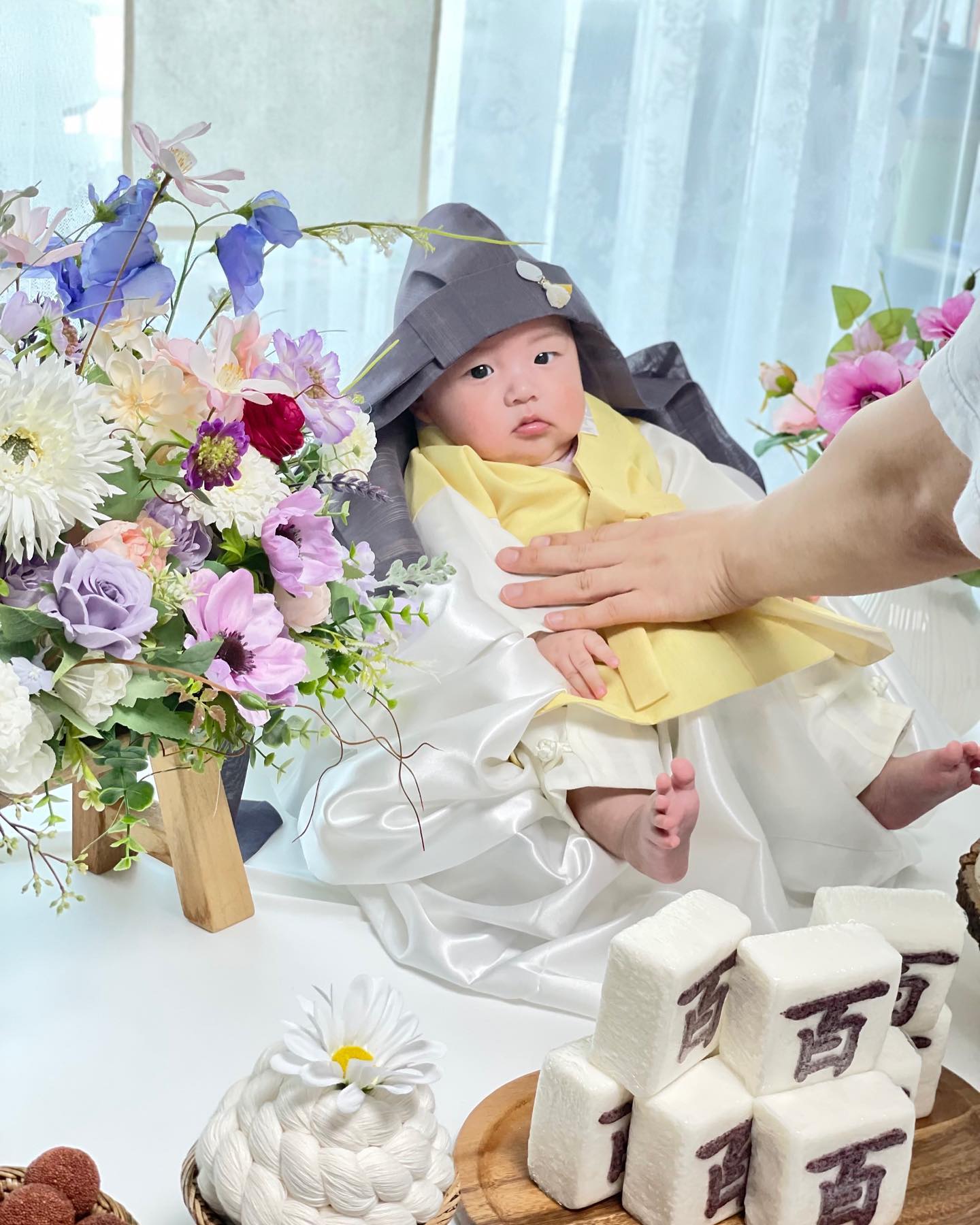 #100일
이런 기념일 챙기면서 사진찍는게, 내서타일 완전 아니지만,, 안 챙기려다 좋은 기회가 있어서 백일상 빌려씀!!!!! 근데 생각보다 너무 이쁘게 잘 찍고 넘 재밌었당. 할매랑 삼촌, 숙모도 놀러오고~
(하지만 돌에는 그냥 엄빠 맛밥 먹고 끝내자...)
사진은 그냥 아이폰으로 촤령 촤령 촤령..😇 
사진에 아덜래미 실물 미모가 다 안 담겨서 넘 아쉽다.
여튼 100일까지 잘 살았다. 고생해따 우리오니🤍👶🏻
#백일