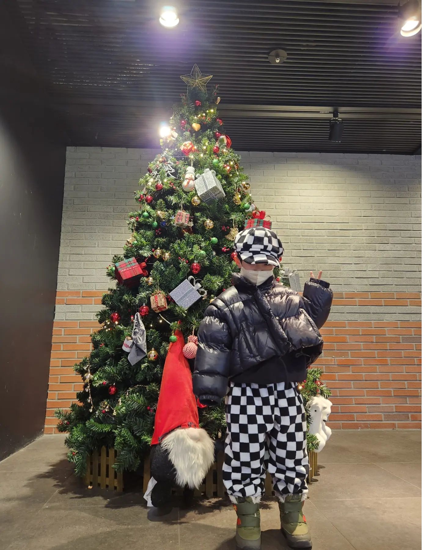 아들이랑 영화관 데이트 🎥 
나도 아바타 보고싶지만 
아들이랑 함께한 신비아파트 
차원도깨비와 7개의 세계
7세의 신비아파트 사랑
쿠키 영상까지 챙겨보고 나옴 💕 

네가 고른건 카라멜 팝콘인데
엄마가 고른 어니언만 먹네 ㅎㅎㅎ
담번엔 따로 시켜 묵자!ㅋㅋㅋ

아 담주부터 방학 😆 😆 😆 ㆍㆍㆍ

#영화관 #신비아파트극장판 #아들이랑
#영화관데이트 #7세 #아기랑영화
#아들맘 #체커보드 #키즈룩 #키즈패션
#겨울방학 #신비아파트 #cgv
