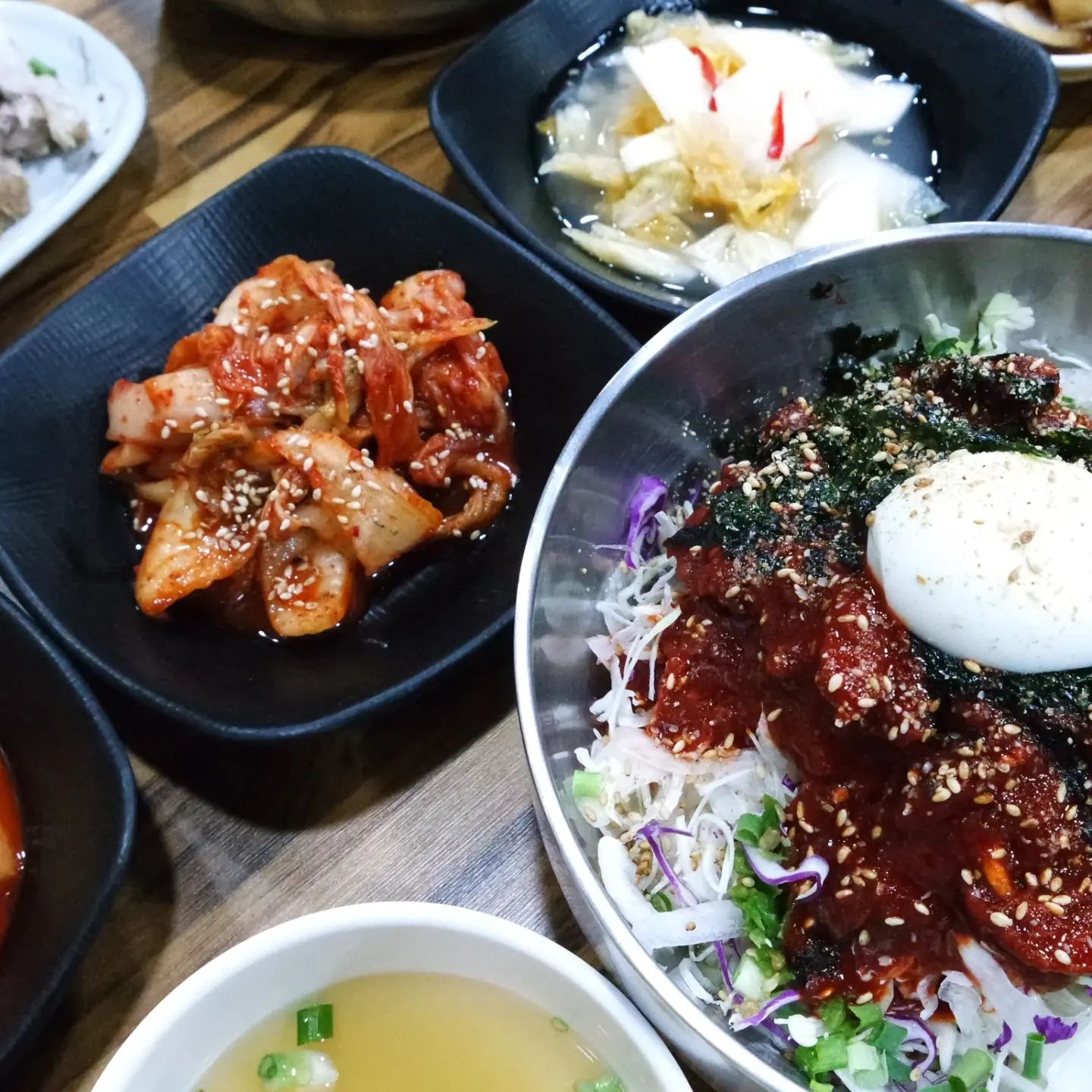 #음식제공 #포항국수 맛집에서 
#먹부림 부렀지모야
#포항국수맛집 닉값하는 #국수이야기 !!
짬뽕 매운탕같은 칼칼함과 
추어탕같은 걸죽함이 매력인 #힘포칼국수 😻
담백하고 진한 국물이 끝내주는  #해초해물칼국수 💕
새콤 달콤한 매콤한 양념과  물가자미회의 쫄깃한 식감 #물가자미비빔국수 👍
#백종원의골목식당 나올만하다!!
그 뿐만 아니라 #수육맛집 이니 꼭 들려보시길 !! #포항시내맛집 추천해요