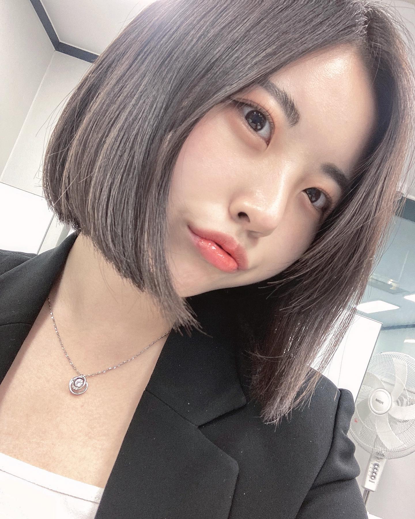 반가워 25살👻
2023년은 더 발전하고 행복하자

그동안 긴머리를 고집하던
내가 단발로 자른지
1년이 되었다

편하기도하고 긴머리가 
그립기도 하고..

바쁠수록 더 시간내서
친구들을 만나서
나를 잃지말자

단발병 퇴치 사진들과
장꾸사진 투척🤓
#25 #99 #단발 #긴머리가나아?