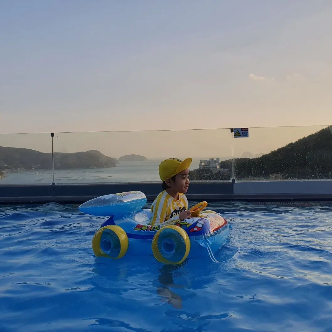 #여행기록 

5세 꼬꼬마가 된 아들이 수영하고 싶대서 급떠난 여행.🏊
모든 게 완벽하다며 신나서 방방 떠있다가.😄

마지막 피크닉 서비스 이용하는데,
아들 저 뒤로.. 
힘차게 뛰어가는 동물의 긴 뒷다리를 보고
🐎🦘🦌🐐🐆🐗🐴🦄 
기겁한 내 표정에 한치의 망설임 없이 아이를 들쳐엎고 오르막길을 달리는 그....

나는?!😱🙏

#아들과아빠