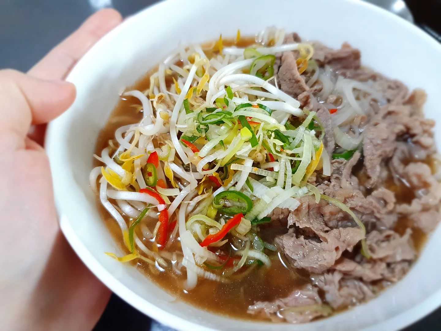 #협찬
❤️소고기쌀국수 밀키트❤️

요즘처럼 추운날씨에 먹어주면 더욱 더
맛있는 쌀국수

서울 성북구에 위치해있는 동남아 요리
전문점인 근처식당에서 이번에 새로 런칭한
프리미엄 밀키트 "지금여기동남아"

멀리 가지않아도 집에서 편하게 맛있는
소고기쌀국수를 먹어볼수있었는데요!
밀키트 한세트에 2~3인분 양으로
조리법도 간단하고 조리시간이 짧았어요

재료들을 아낌없이 푸짐하게 넣어주셔서
조리법대로 만들었더니 정말 맛있게 완성

육수도 정말 진하고 담백하니 맛있었고
소고기가 진짜 듬뿍들어가있어서
한입한입 먹을때마다 고기를 한입가득
함께 먹을수있어서 더욱 맛있었어요!

5년째 식당을 운영하며 맛집으로 소문난
음식점이라 동남아음식을 좋아하신다면
네이버 스마트스토어에서 동남아음식
약 10종을 판매하고있으니 꼭 한번
맛봐보세요 진짜 끝내줘요👍

 ᴛʜᴀɴᴋ ʏᴏᴜ - nowhere_else_official
