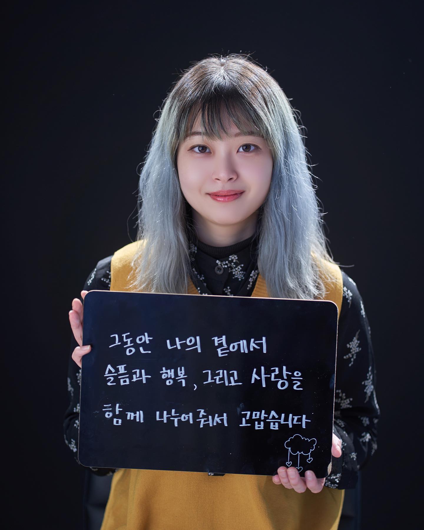 어느덧 30살 즈음에 나에게 젊은날의 초상이 운명처럼 다가왔다. 너무나 많은 생각이 들게 했고 촬영전까지 그동안 돌아보지 못한 나를 돌아볼 수 있었다. 촬영일정이 잡히고 작가님께서 30~60초동안 하고 싶은 말을 생각해달라고 하셨다. 촬영하면서 나는 울고 싶지 않았다. 나의 장례식장에서 모두들 즐겁게 웃으며 나를 보내줬으면 좋겠다. 영상을 찍다보니 젤 나다운 말이 나왔다. 

“다음 생에도 내 사람으로 만나서 나의 밝은 에너지를 모두들 받아갔으면 좋겠다.”

좋은 기억을 남길 수 있게, 나를 돌아볼 수 있는 기회를 주신 memory4u_lns 작가님 너무나 감사합니다🥰

———————————————
안녕. 어느덧 태어난지 30년이 된 신혜수야. 길다면 길고 짧다면 짧은 생을 살아 왔는데 그동안 나의 곁에서 슬픔과 행복을 함께 나누어줘서 정말 고마워. 표현을 잘 하지 못하는 나여서 나로 인해 상처도 많이 받았을텐데 이제야 말할 수 있게 되었어. 내가 이 곳에 없더라도 언제나 곁에서 함께 해줄거라고 믿어. 아홉수에 함께해 준 블뮤낭친구들 너무나 사랑하고 아직도 연락하는 입시친구들 너무나 사랑해. 연락을 자주 못하지만 나의 학창시절 추억을 남겨준 친구들과 제일 열심히 살았던 시절에 함께했던 대학동기들, 새로운 대학원에서 만난 소중한 인연들, 그리고 마지막으로 내가 제일 표현을 못했던 우리가족들. 고집불통 못난 첫째딸을 사랑해줘서 너무 고마워. 이제야 말할 수 있겠다. 엄마, 아빠 나를 낳아주고 길러주셔서 너무 고맙고 사랑합니다. 그리고 못난 언니 아껴줘서 너무 고맙고 사랑해 내동생. 다음생에도 내가족, 내친구로 만났으면 좋겠다. 

———————————————

2023년 새로워진 젊은날의초상,
여러분의 남은 인생중 가장 어리고 젊은날을
사진과 영상, 목소리로 담아드립니다 :)

▶ 청년영정사진 및 영정필름문의
http://pf.kakao.com/_xkKjxnd/chat