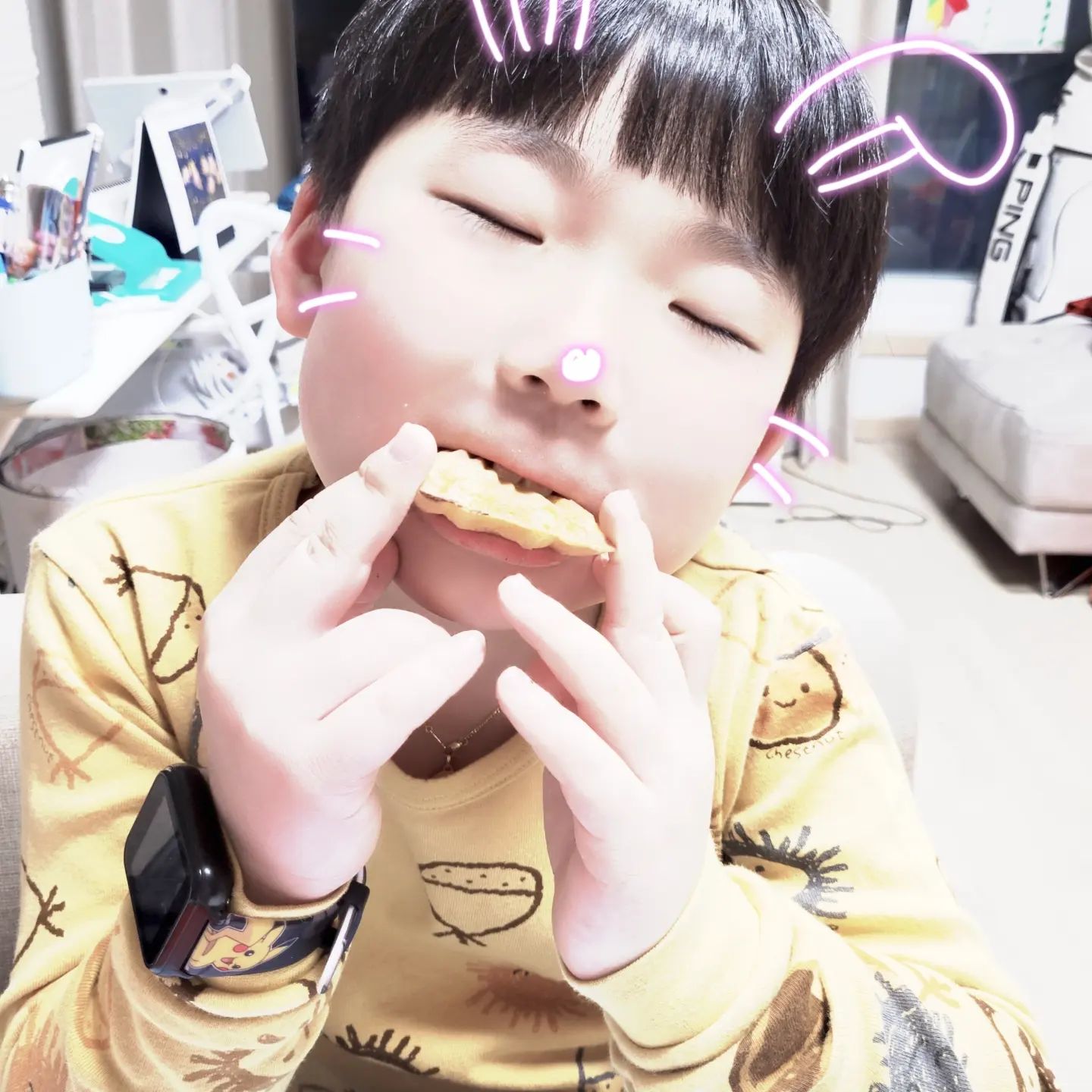 붕어빵 파티!
바삭바삭한 붕어빵
검색해서 남푠이 붕어빵 사다줌
슈크림이랑 팥
와우
맛나넹
근데
붕어빵 비싸다. 3마리 2천원
파는곳이 없어 먹기 힘들다는게 맞나봐요.
가격이 비쌈

#붕어빵 #별내붕어빵 #바삭바삭 
#주말간식 #슈크림붕어빵
#초등맘 #초1아들 #일상
#육아소통 #아들스타그램 #육아
#육아소통그램  #아들바보 #초등맘
#육아일기 #육아맘 #선팔 #맛팔
#선팔하면맞팔 #선팔 #줌아줌마