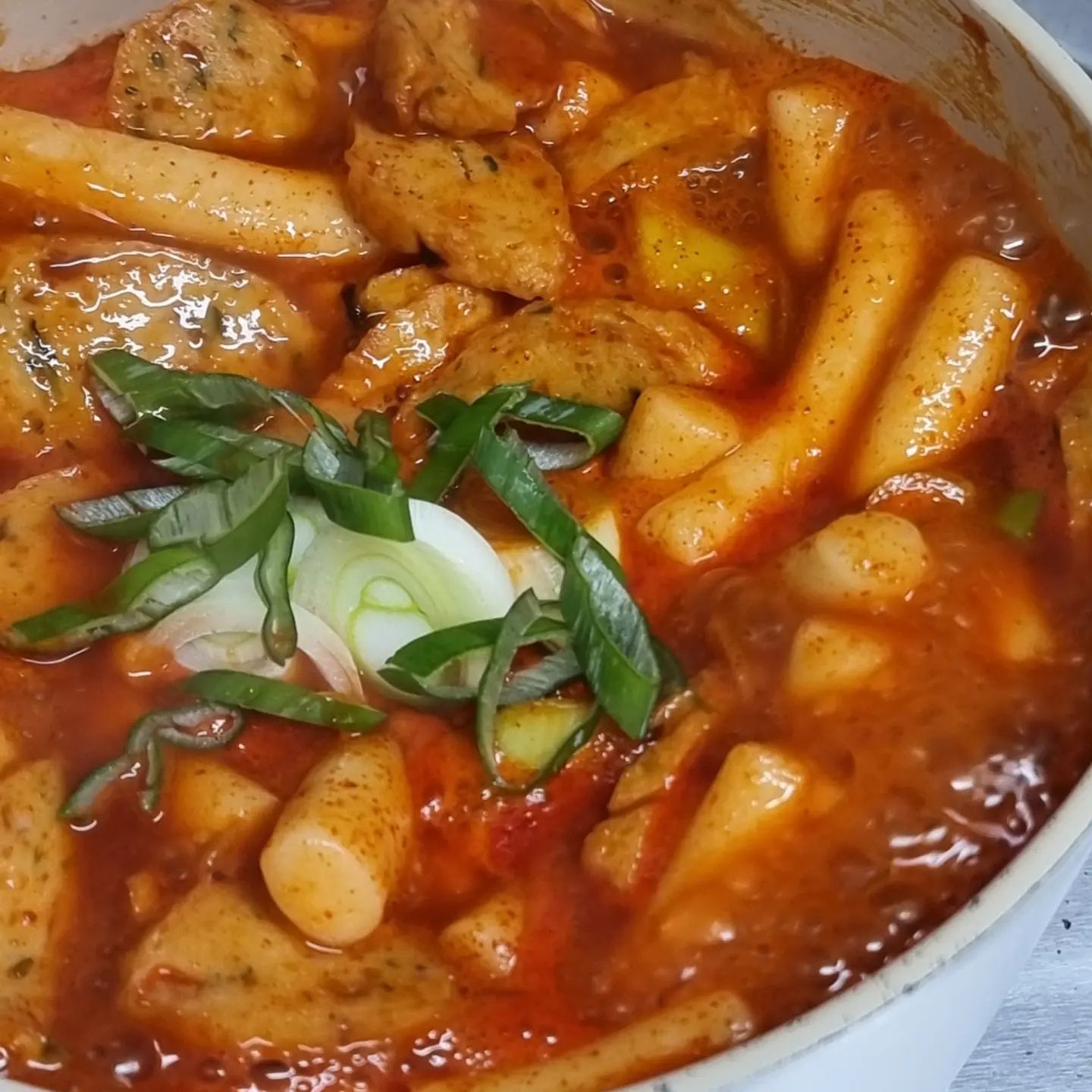 안녕하세요 코리아 떡볶이 안좋아해도 혼자 삼인분 먹는 냉편입니다.

여러분은 혹시 떠버기라는 문구 캐릭터를 아시나요?

저 겁나 어릴때도 겁나 올드한 느낌의 팬시 캐릭터였는데요.

까까머리에 대충생겨먹은 어린애 캐릭터입니다.

이름이 떠버기인데 뜻은 모르겠는데 발음이 사랑니 빼고 발음하면 딱 나올법한 그런 발음의 이름이지요.

떠버기는 추억속으로 사라졌지만, 그래도 검색해보니 다시 볼 수 있어 참 반가운 녀석이였습니다.

저는 이번에 마켙트컬리를 통해 떠버기말고 또보겠지 떡볶이를 먹었습니다.

떠버기 대신 또보겠지라니 대단하지요?

오랜만에 꼴값 한번 떨었더니 신나네요.

붜글붜글 끓여먹으니 꿀맛이였습니다.

파도 설설 얹어 먹으니 굿이였구요.

어묵맛이 좋은 녀석이더라구요.

떡은 별로 안좋아하고 어묵파인 저에게 굿 초이스였습니다.

말이 길어졌네요. 다이어트는 어느정도 끝을 보이는듯 합니다(?).

이유는 좀 빼고나니 게을러져서 식단을 잘 안지키는 불상사를 일어나고 있거든요.

인스타 계정에게는 호재일 수도 있겠습니다.

저는 물러나 보도록 할게요 그럼 이만.

#또보겠지떡볶이 #떡볶이추천 #떡볶이맛집 #떡볶이밀키트 #즉석떡볶이 #즉떡맛집 #분식맛집 #요리 #요리스타그램 #쿡스타그램 #좋아요반사 #좋아요테러 #좋반테
