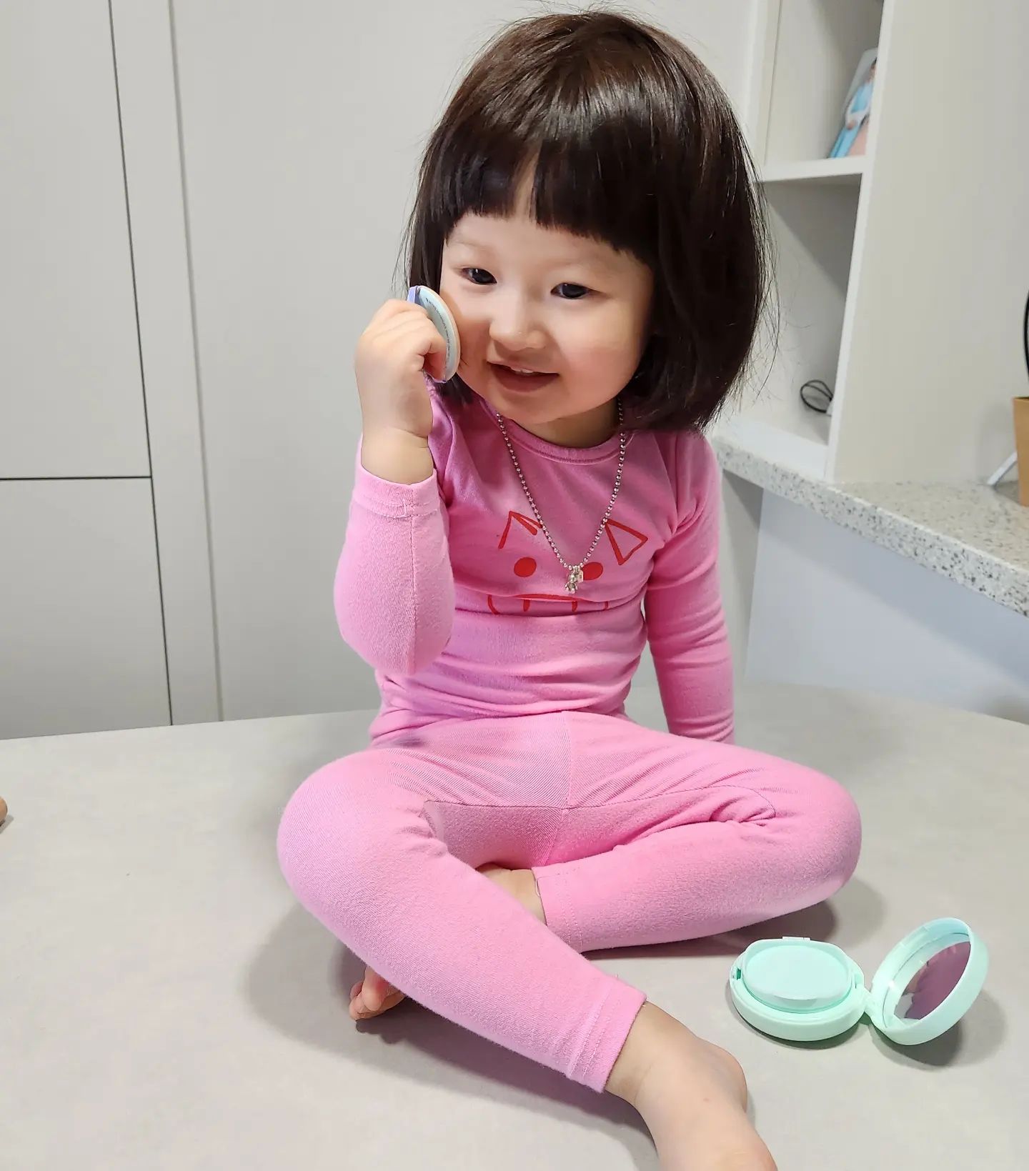 #협찬

함소아 키즈 블링블링 쿠션밤

재미있게 톡톡 두드리며 사용할 수 있는
우리아이 겨울 보습밤✨️

시어버터와 망고버터로 보습도 챙기고
마카다미아씨,호호바,해바라기씨 오일에서
추출한 오일로 영양도 가득
천연세라마이드로 피부 장벽까지 강화!

퍼프에 묻혀 톡톡바르고,
거울로 꼼꼼하게 살펴보는 하윤이!

스스로 바르고,동생도 발라주고,
엄빠도 발라주고 온가족 피부 촉촉해질듯:)

#함소아키즈쿠션밤#어린이보습밤#함소아어린이화장품
#유아보습#어린이보습#함소아키즈쿠션
#함소아고보습멀티밤#함소아보습밤쿠션
#함소아쿠션밤#함소아보습밤#함소아보습쿠션밤
#함소아피부보호쿠션