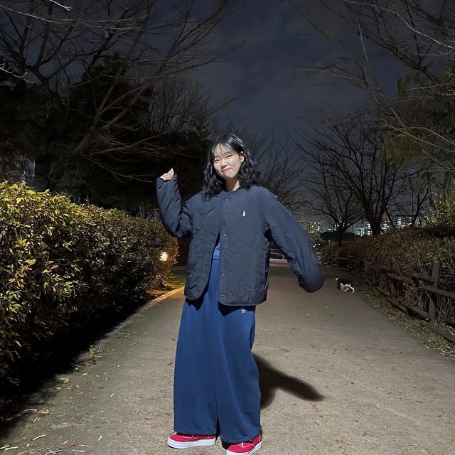 🧸 녕하 | 리빙 • 육아 • 여행 🌿 on Instagram: "📍#광고 #협찬 @yale 

따숩고 어디에나 잘 어울리는 블랙앤화이트 리버시블 자켓✨
추워진 날씨에도 이 자켓 하나면 산책 뚝딱-! 🚶‍♀️🚶🚶‍♂️

무게감도 가볍고 보온성까지 완벽한 퀄팅자켓은 @yale 에서 제공해주셨습니다 🤭❤️

<아우터> 
🏷️ 예일 리버시블 웜업 퀄팅 자켓 _ BLACK/IVORY _ L사이즈

✔️ 원가 129,000원
✔️ 사이즈 정보 : ws, s, m, l, xl
✔️ 소재 : 나일론 100%, 폴리에스터 100%
✔️ 핏 가이드 : 레귤러 < 오버핏 ✩ ✩ ✩

🤍 가장 좋았던 점
먼저 제가 젤 좋아하는 리버시블인 의류에 반했어요
거기에 항상 입고 다녀야하는 아우터.이다보니 무난한 색을 선호하게 되는데 후리스면은 깔끔하게 화이트✨로 패딩쪽은 정말 어디에나 어울리는 블랙🖤으로 디자인 되어있어서 좋았고,
 ᵕ̈ 패딩과 후리스 두 겹으로 보온성이 한층 UP ! ⬆️ 된거 같아요 따뜻하다 못해 더워요🥹 

패딩과 후리스 두 의류를 사기 부담스러운 가격으로 고민이시다면 이 리버시블 자켓으로 돈도 아끼고! 옷장도 널널하게 💖

#녕이코디"