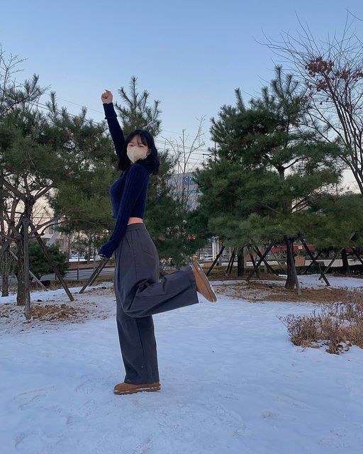 🧸 녕하 | 리빙 • 육아 • 여행 🌿 on Instagram: "#광고 #협찬 
추워도 행복한 23.9999살 ❤️‍🔥😎

두툼하고 따수운 크롭 니트는 @avandress_ 에서 제공받았습니다 ♥ 

🔻제품명 : Twisted Two-way Knitwear
🔻COLOR : 베이지, 블랙, 그레이, 아이보리, 핑크, 네이비
🔻SIZE : S，M
🔻PRICE : 59,000원

저는 “네이비” 컬러 S 사이즈를 착용했습니다 ᵕ̈ 

✅ POLY 100% 소재로 도톰하고 따갑지 않은 따수운 니트

✅ 44~46cm의 짧은 크롭한 기장감

✅ 숏한 크롭과 달리 “롱 - 한 기장감의
소매”로 여리여리함

#어반드레스 #니트 #니트웨어 #스타일메이트  @stylemate_official #좋아요 #좋아요반사 #좋반 #좋반테러 #좋테 #좋테반사 #팔로우 #팔로우반사 #선팔하면맞팔 #선팔 #맞팔 #맞팔은댓 #소통 #ootd #fashion #daily #likesforlike #like #liketime #followforfollowback #instagood #instalike #instadaily"
