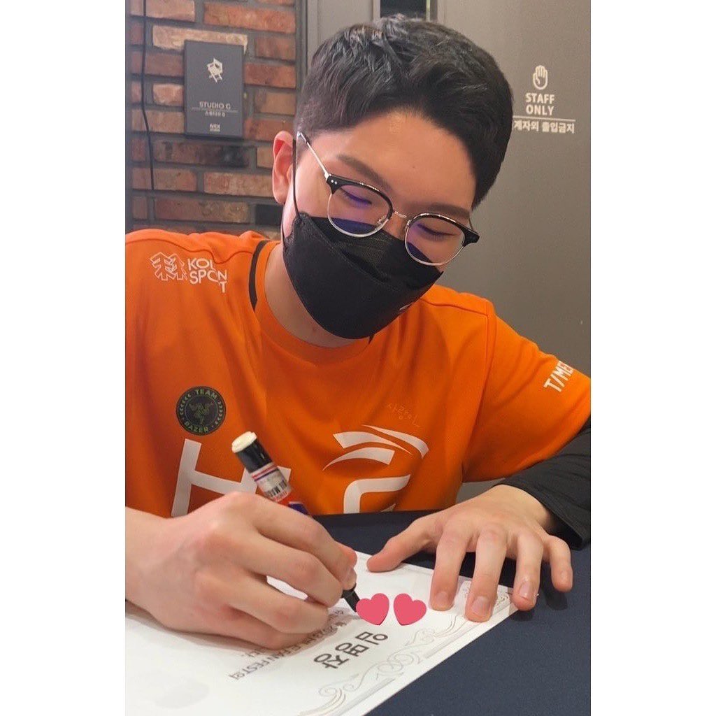 2023.01.08  한화팬페스타 

늦어서 걱정 많이 했지만 생각보다 앞자리에 앉아서 볼 수 있어서 좋았다🧡
킹겐님 이렇게 가까이서 보고 싸인도 처음 받아서 너무 떨어서 뭐라 말했는지도 기억이 가물가물 

다음에도 이런 행사만들어주세요🥺 
이런 행사는 처음이였지만 너무 재미있었어

오늘 하루 영상과사진을 정리하면서 행복할거 같아🧡

첫번째 Q&A 한화 미모 원탑= #Kingen