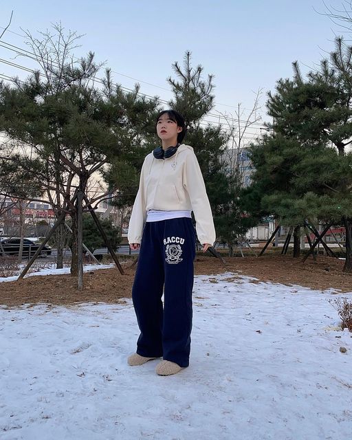 🧸 녕하 | 리빙 • 육아 • 여행 🌿 on Instagram: "#광고 #협찬 
#테이크이지 우먼스 자이언트핏 월계수 와이드팬츠 체험단으로 선정되었습니다.💖✨

• 상품명 : 우먼스 자이언트핏 월계수 와이드팬츠 
• 색상 : 네이비, 멜란지 그레이, 오트밀, 블랙
• 사이즈 : S, M (일반 / 기모)

“스트릿하고 힙한 무드가 매력적인 와이드 팬츠”✨ 

✅ 3단 쮸리 원단을 워싱 처리하여 세탁 후 수축현상 최소화
✅ 여유있는 자이언트핏
✅ 테이크이지 시그니처 월계수 아트웍 자수 

저는 “네이비/S” 착용하였습니다.
보다 자이언트핏으로 꾸안꾸 #캐쥬얼룩 으로 , 힙하게 꾸밀 때 #스트릿룩 으로도 , 다양하게 코디 가능한 부분이 너무 맘에 드는 제품 ✨

*현재 무신사에서 30% 할인가로 만나보실 수 있어요 ! ᵕ̈ 
빠르게 구매하러 갑시다👉

#테이크이지서포터즈 #테이크이지 #월계수 #와이드팬츠 #자이언트핏 #무신사체험단 #체험단"