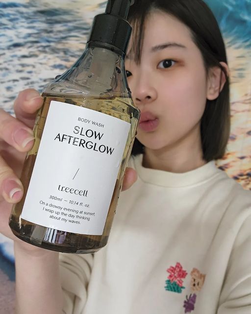 배세라 on Instagram: "🦭협찬 게시물입니다🦭 ‐ 제품명) [트리셀] - 트리셀 퍼퓸 바디워시 (슬로우 애프터 글로우) ▪︎전체적으로 제게 달콤한 향과 숲 향으로 다가와 인센스같은 이미지