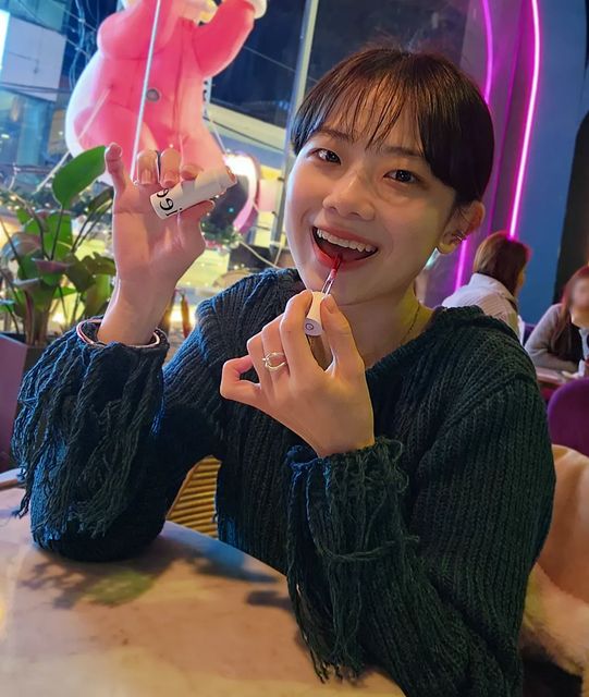배세라 on Instagram: "🦭협찬 게시물입니다🦭

‐ 제품명) [에기] - 에어 허그 비건 틴트 - 어 로즈

▪︎그저 분홍색만 감도는 색감이 아닌, 분홍과 푸른 빛이 함께 들어가 바른 후와 지운 후의 느낌이 너무 좋았습니다.☺️ 저같은 경우에는 많이 진하게 바르지 않는데 한번 살짝 바르기만 해도 전체적으로 자연스럽게 표현되는 점이 만족스러웠어요.

▪︎솔이 기울어져 포슬포슬하게 되어있어요. 개인적으로 끈적거리는 끝처리를 좋아하지 않아요! 에기 틴트는 벨벳 결과 같이 부드럽고 매트 촉촉으로 마무리가 되어요🩷

▪︎프랑스 EVE 비건 인증 기관에서 확인된 믿음직한 비건 틴트👍 배송 또한 친환경 포장지를 사용해 받는 사람의 기분도, 같은 틴트를 구매하더라도 비교적 지구를 위한 느낌이 들어 좋다고 느꼈어요.

✔️ 지그재그에서 진행하는 뷰티/라이프 부문 15% 할인 쿠폰을 사용해보세요, 원하는 제품을 골라담아 할인 왕창 받기!!

🦭지그재그(카카오스타일)와 에기로부터 제공받아 작성된 게시물입니다🦭

#에기 #eggiee #틴트 #틴트추천 #쿨톤틴트 #웜톤틴트 #쿨톤 #웜톤 #겨울쿨톤 #여름쿨톤 #지그재그 #연말선물 #연말선물추천 #선물추천 #부모님선물 #친구선물 #연인선물 #생일선물 #비건 #광고 #협찬 #부산 #02 #21"