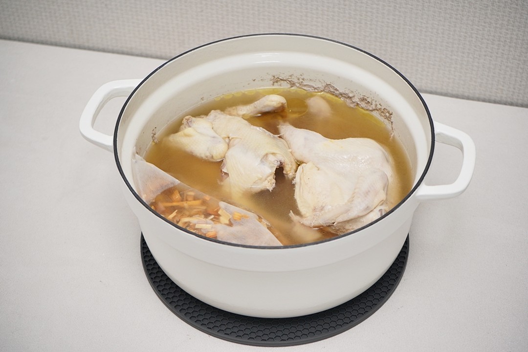 #광고 #체험단 #제품협찬 인스턴트 더치오븐 써봤어요. 마치 가마솥에서 푹 우려낸것 같은 아주 진한 닭백숙을 만들 수 있었어요. 국물 노란거 보이시나요? 진짜 대박입니다. 온도조절도 25도에서 204도까지 미세 조절이 되어 다양하게 활용할 수 있을 듯! 다음번엔 무수분, 저수분요리 도전 해 보겠습니다!

자세한 리뷰는 제 프로필의 블로그 링크를 타고 오시면 보실 수 있습니다.

#더치오븐 #인스턴트더치오븐 #가마솥밥 #무쇠솥 #애나멜코팅 #무수분요리 #무쇠주물냄비 #고메밥솥 #법랑냄비 #무쇠솥밥 #솥밥요리 #코렐인스턴트 #요리 #제품리뷰