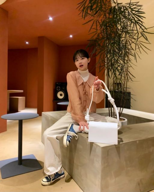 배세라 on Instagram: "🦭협찬 게시물입니다🦭 ‐ 제품명) [4our B] - brick rope bag - white ▪︎제품명과 같이 로프끈이 감각적인 위치에 각각 묶여 길이 조절도 가능한 가방입니다. 로프가 어찌 보
