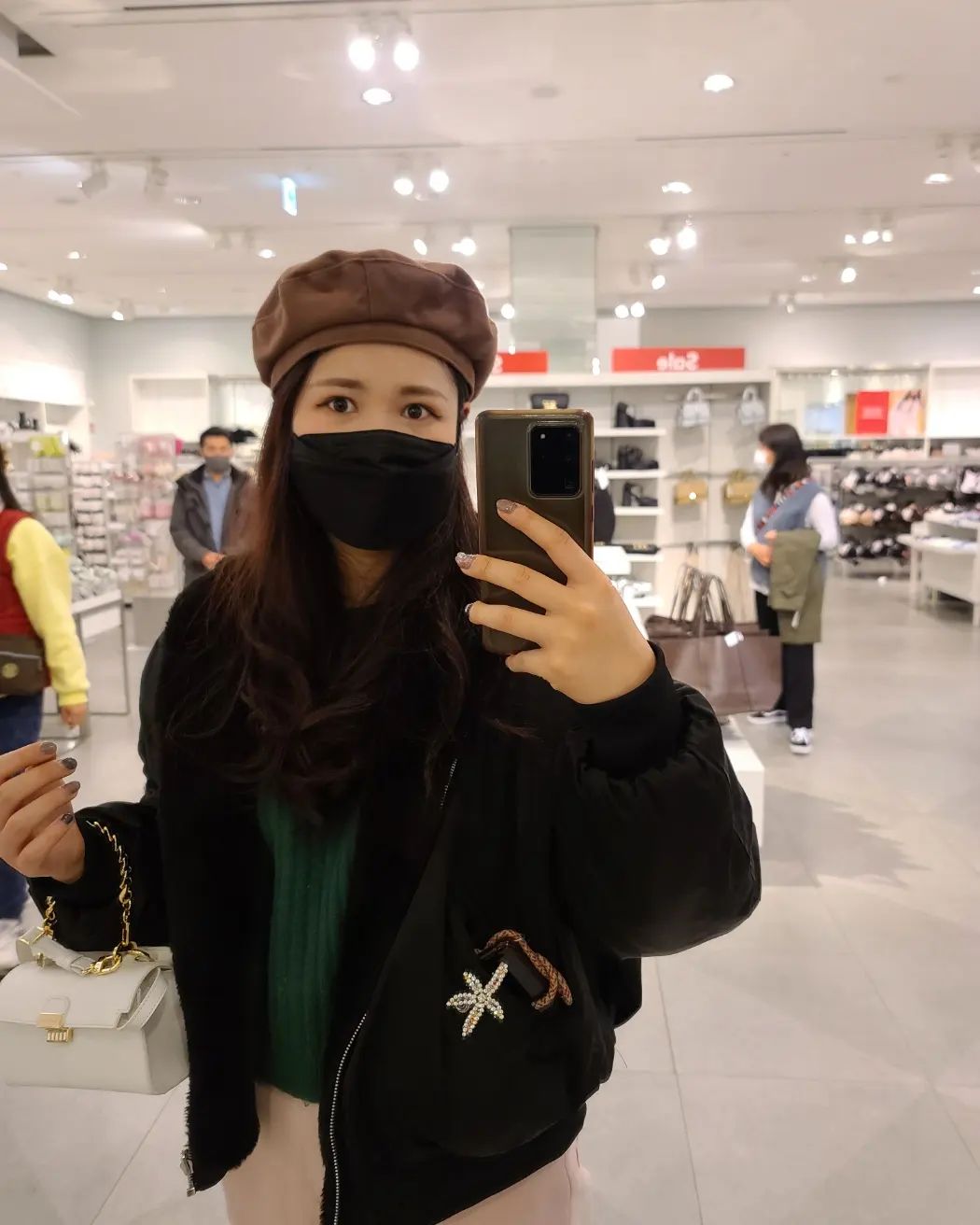 -
남편이 사준모자❤️

몇년전부터 갖고싶다는 모자 사준 내남편❤️
쓰는 방법을 몰라서 그냥 쓰고다녔을때는 화가같다고 하더니 이젠 쓰는 방법알아서 이쁘게 잘 쓴다며 선물로 사줌 ㅎ

앞으로 잘 쓰고 다닐께 고마워💛❤️💛