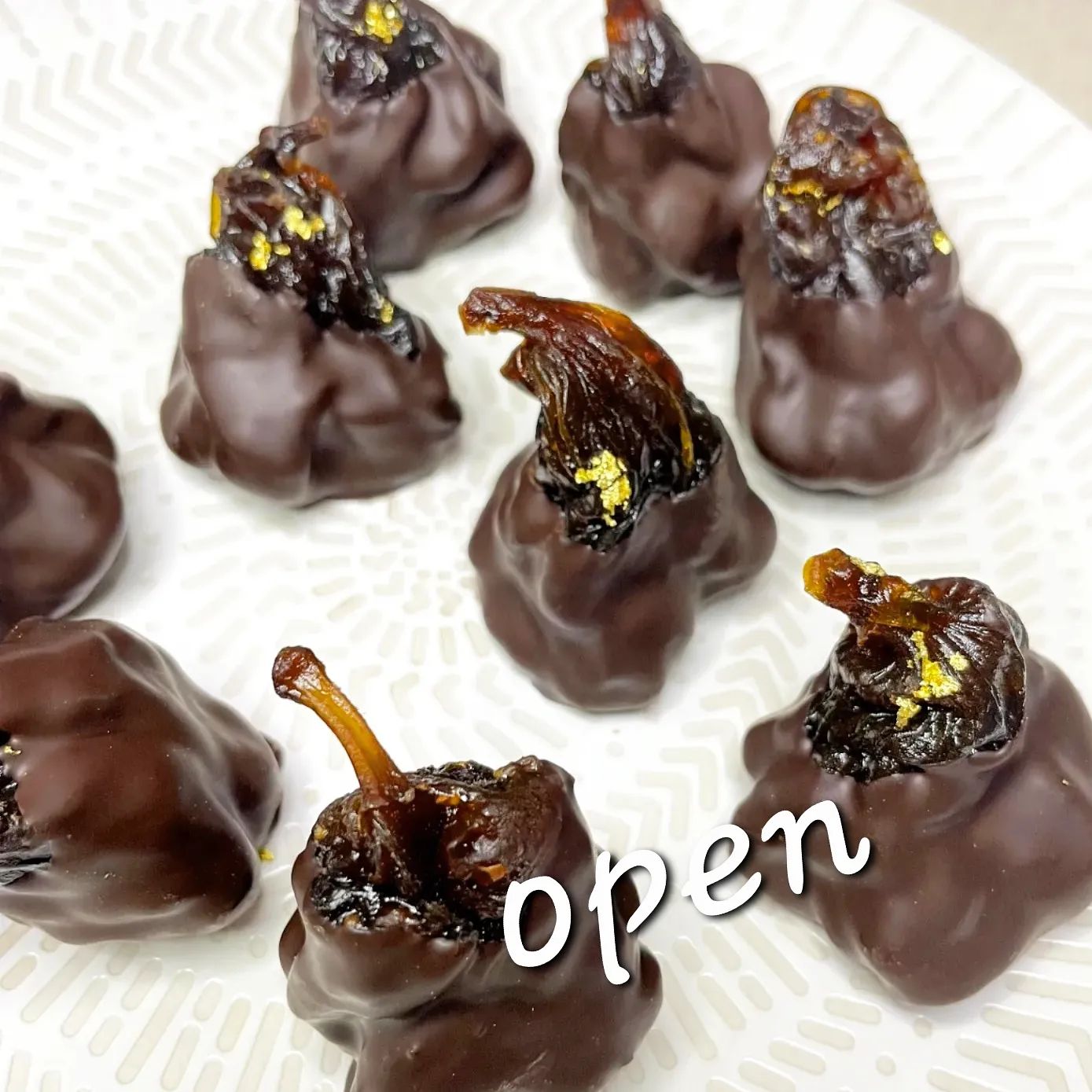 요즘 핫한 무화과정과 open 했어요❗️❗️

무화과를 요렇게 말려서 먹을수 
있다는 것도 처음 알았는데 겉에
초콜릿 코팅까지 되있으니 
너무너무 맛있어요~~ 😆

외관까지 고급진데 맛까지 고급이라
#설날선물 로도 좋고 #상견례 같은 격식있는
곳에 선물로도 딱일것 같더라고요~~

디엠 문의 여러건 들어오는데
드디어 오픈합니다~~🥰
선착순 이벤트 있으니 주문 서두르세용!!😆

💖무화과정과 9구
👉기간:1/9-1/12 오후3시까지
👉공구 판매= 29,000원 (유료배송)
👉2개 구매시, 20% 할인가격= 48,000원(유료배송)
👉3개이상 구매고객 무료배송

🌟선착순 3명 ENENT : 
예담가에서 판매하고 있는 도라지정과 쁘띠사이즈 증정❗️❗️

#주문은프로필링크
#무화과정과 #초콜릿코팅 #예담가무화과정과