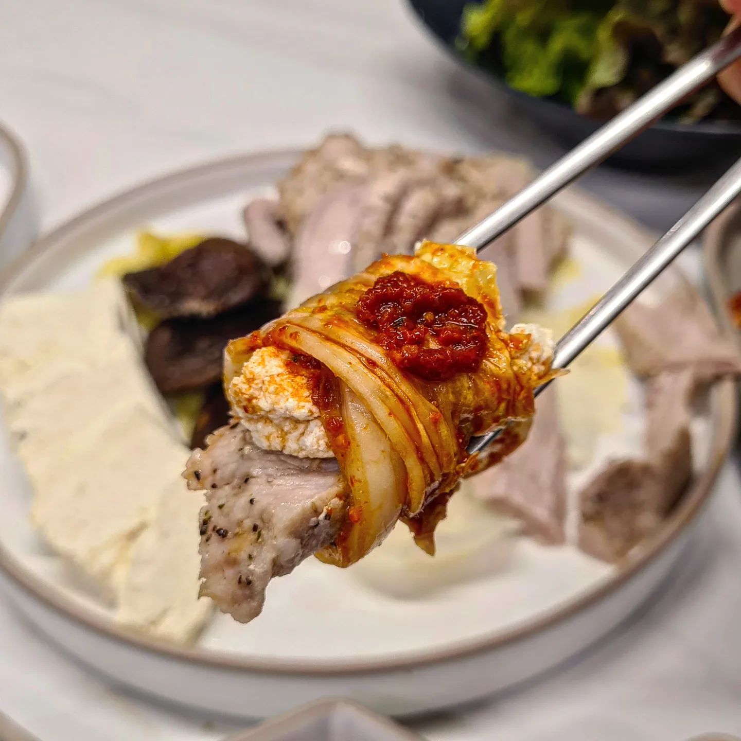 오늘의 맛자랑은 항정수육 & 실비김치 #협찬

워낙에 먹방을 좋아하다보니 어느순간 눈에띄게 많이 접하게 된게 실비김치인데요, 요즘엔 공중파 미우새나 어쩌다 사장2에도 나올정도로 더 핫해졌더라구요! 
워낙 맵찔이라 불닭 볶음면도 힘들어하지만 또 궁금한건 못참아서 너무나 먹어보고 싶어 구매 고민하고 있었는데 좋은 기회로 파김치와 배추김치를 협찬받아 맛보게 되었습니다.

김치를 받고 뭐에 먹을까 고민하다가 아무래도 맛있는 김치에는  수육이다 싶어서 찜기에 통항정수육 만들고, 엄마표 수제 두부도 따끈하게 데웠어요! 워낙 맵다고 들어서 만만의 준비를 했습니다😉

고기랑 두부랑 김치 돌돌말아 한입 먹는데 처음엔 괜찮은것같더니 씹을수록 입에서 불이나는거에요☄
그래서 두부를 왕창 집어먹고 진정시키고요🤣

📣 아니 아시죠? 매운게 막 캡사이신 매운게 아니다보니 감칠맛도 돌고 맛있게 매운맛! 그러다보니 진정되고 나면 하나 또 먹게되고.. 그럼 또 불나고🔥 무한반복

이제 실비 파김치 좀 남았는데 요걸로는 짜파게티한번 끓여서 먹으려구요🤤

📍 대전선화동 매운실비김치
📍 대전선화동 매운실비파김치

잘먹었습니다 🙏  park_duck_kyu

#맛자랑 #실비김치 #매운김치 #대전실비김치 #실비파김치 #선화동실비김치 #선화동매운실비김치 #선화동소머리해장국