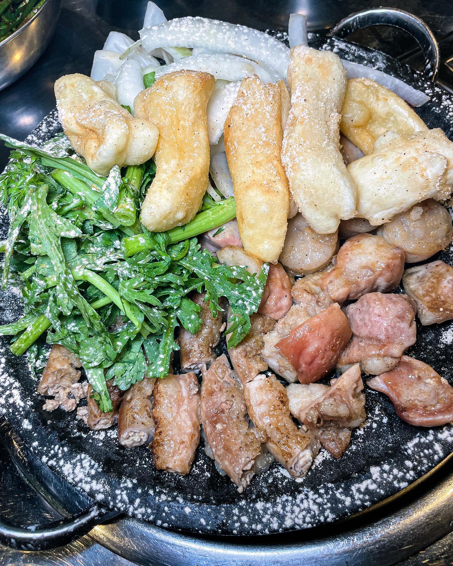 마법의 치즈가루 솔솔 뿌린 JMT 소곱창집 #한담곱창 따봉스👍🏻

용산역 근처에 악속이 있어서 맛집을 찾던 중 손님들로 유난히 북적거리는 식당이 있어 바로 웨이팅을 걸었지요. 퇴근시간 땡하고 가서 그런지 근처 직장인?으로 추정되는 손님들이 많아서 여기가 찐 이다. 외치고 설레며 기다렸어요.💕

자리에 앉으니 서비스로 육회와 순두부찌개가 나왔어요. 소곱창이 굽는데 시간이 좀 걸리는 편인데 요런 맛보기 음식이 나와주면 너무 땡큐잖아요. 

 육회는 달달하고 감칠맛나는 양념이되어있어 바로 추가주문을 부르는 맛이에요. 육회 가격이 만원이라 인원수가 좀 되신다면 꼭 추가하고 시작하세요🥰 순두부찌개는 적당하게 칼칼하고 안에 라면도 들어있어서 배를 채우기에도 좋아요. 서비스가 이정도라면 메인은..! 하면서 곱창을 기다렸답니다. 한담곱창은 초벌을 한번 한 상태로 자리에 나오기 때문에 시간이 다소 걸려요. 하지만 저는 초벌구이 대대대찬성입니다. 소곱창이 기름이 많아서 자리에서 바로 굽게되면 기름이 상당히 많이 튀더라구요.🥲 요렇게 살짝 구워져서 나오면 깔끔하게 먹을 수 있어서 좋아요. 

이날 처음 방문한 곳이라 곱창 모듬으로 시켰는데  탁월한 선택이었어요. 가장 빠르게 익은 염통이 진짜 꿀맛이더라구요👏🏻💓 그리고 한담곱창은 특이하게 쑥갓이 곁들임으로 나오는데 이 조합. 정말 좋았어요. 느끼함을 쑥갓항이 싹 잡아줘요. 메인이되는 곱창 대창은 꼬~소한 기분좋은 기름맛이 정말 일품이었습니다. 특히 곱창위에 뿌려진 치즈가루가 대박이에요. 😭약간 마늘가루같이도하고? 요 마법의가루가 맛의 퀄리티를 싹 올려줬어요.
볶음밥은 필수이니 설명생략😎👍🏻 
저는 무조건 재방문 예정이에요.

✅육회, 순두부찌개 서비스
✅깔끔하게 먹을 수 있는 초벌구이
✅용산역에서 매우 가까움

📂한담곱창
📍용산구 새창로 209(한강로 2가 2-194)
📍영업 매일 16:30-23:00
📍일요일 정기 휴무

#따봉스_용산 
#용산역맛집 #신용산맛집 #용산맛집 #용산역곱창 #신용산역곱창 #소곱창맛집 #소곱창맛집추천 #신용산역맛집 #먹스타그램 #먹팔 #먹팔환영
