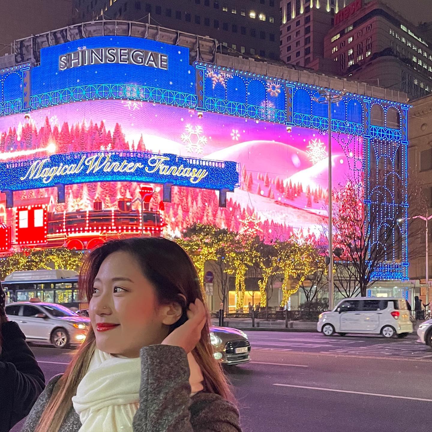 실물 절대 못 담는 신세계 본점🎇🎄☃️

📍05:40-10:30PM 
 (일몰시간에 따라 변동 가능)

📍언제가든 사람이 많긴 하다
본인은 너무 추워서 랜덤단체사진 찍고 ㅌㅌ했지만,, 
상대적으로 널찍한 여유 공간이 생길 때 까지 존버테크 타면 
흉상 정도 독사진 충분히 겟 가능! 

📍-1/31일 까지 운영
생각보다 운영 기간이 꽤 길어 
사람이 상대적으로 적은 1월 말을 노려 보는 것도 추천💫