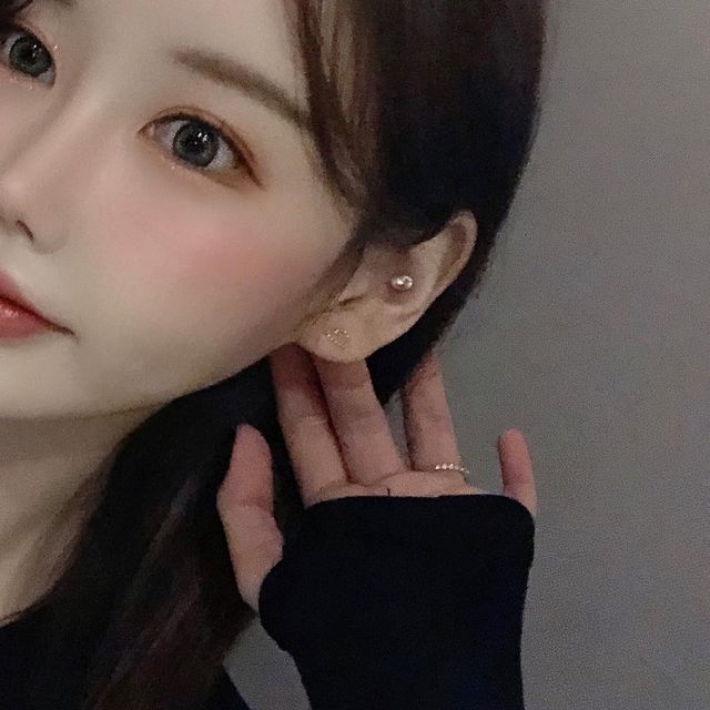 ෆ우지니 on Instagram: "골드앤디어💍 너무 예쁜 14k 하트 #귀걸이 #골드앤디어"