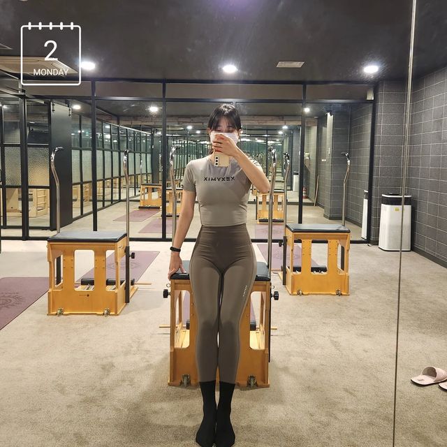 시루(siru)떡 | 직장인다이어터 | 현실식단 on Instagram: "#협찬 #오운완
23.01.02

필라테스_50분 캐포머,체어
만보_10440보

2023년에도 평소처럼 꾸준하게 필라테스 다녀왔습니당🤗 

필라테스 양말 브랜드 소피바에서 감사하게 필테 양말을 보내주셔서 새양말신고 올하 첫수업 완료

매일같은 포즈로 사진찍다 새양말도 신은 겸 다른 전신포즈로 인증사진 찍어봣어요😝

인친님들의 덕담으로 올해 기분좋게 시작할 수 있었어요😍
더 자주 소통하고 더 친해져요!!!"