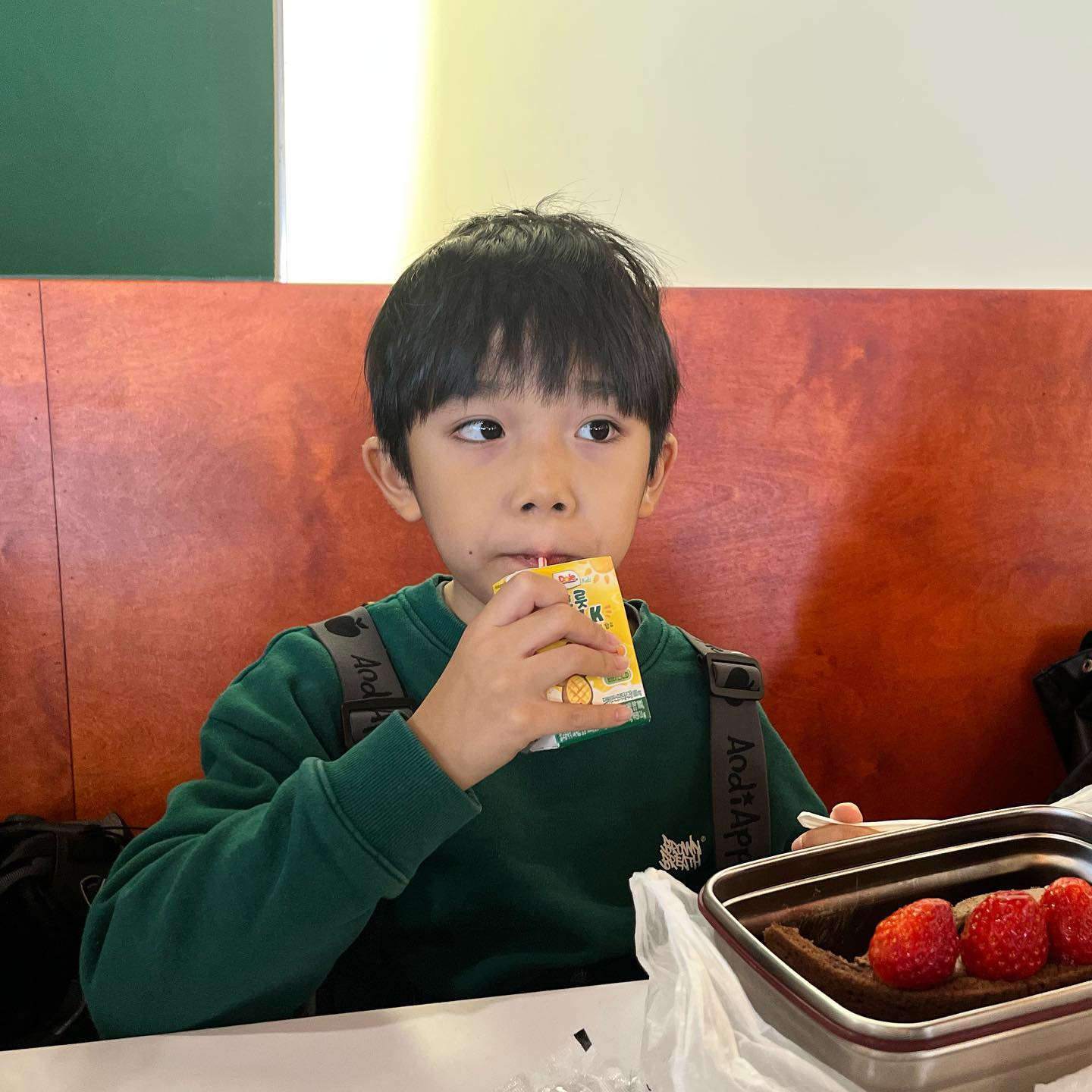 #협찬 dole.korea #후룻MYLK #MYLK
지쳤을 때, 당을 채우고싶을 때! 
영양도 채우고싶을 때!
한팩 따서 마셔요ㅎ 용량도 많지않아 한번씩 먹이기에 좋아요
개인적으로 아주 만족이요 
#돌코리아 #어린이음료 #필수영양소 #식물성 #고칼슘 #고함량아연 #고함량비타민 #두유 #망고맛 #어린이집답례품 #신상품나왔을땐 #08L