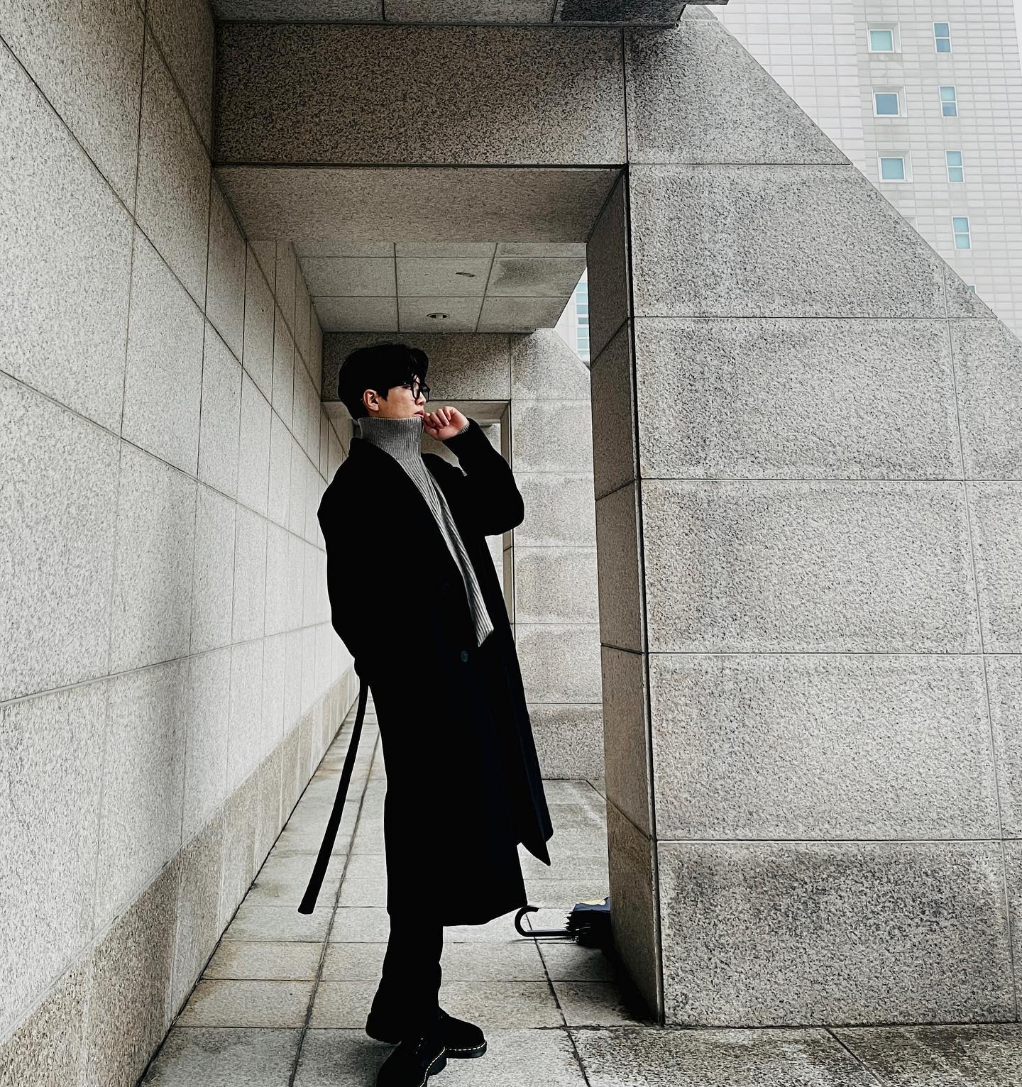 데일리룩!!
라식에 건강검진에 정신없었던 한주 거의 지났네요.. 다시 기온 내려간다고 하니까 다들 건강관리 잘 하세요!!
머리 다시 짧아지니까.. 너무 편한데요?? 

오늘의 착장
아우터 : 솔리드옴므
상의 : 더니트컴퍼니(아마도)
하의 : 리바이스
신발 : 닥터마틴
안경 : 젠틀몬스터

#데일리룩 #데일리 #daily #dailylook #패션 #패션스타그램일상 #일상 #대학생 #오오티디 #ootd #대학생코디 #패린이 #오늘의착장 #솔리드옴므 #닥터마틴 #더니트컴퍼니 #리바이스 #젠틀몬스터 
#선팔맞팔 #선팔 #맞팔 #좋아요반사