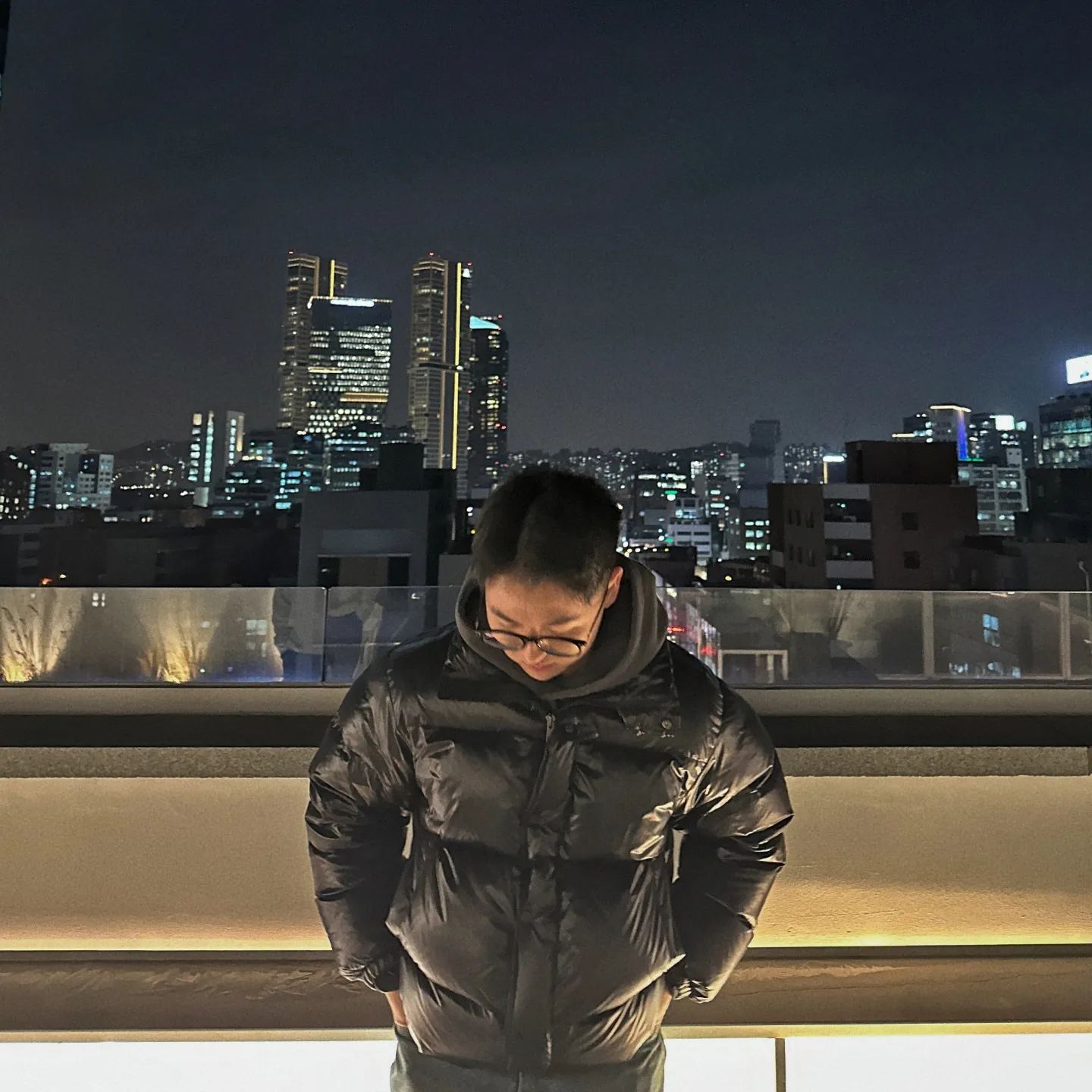 뜨뜻허다