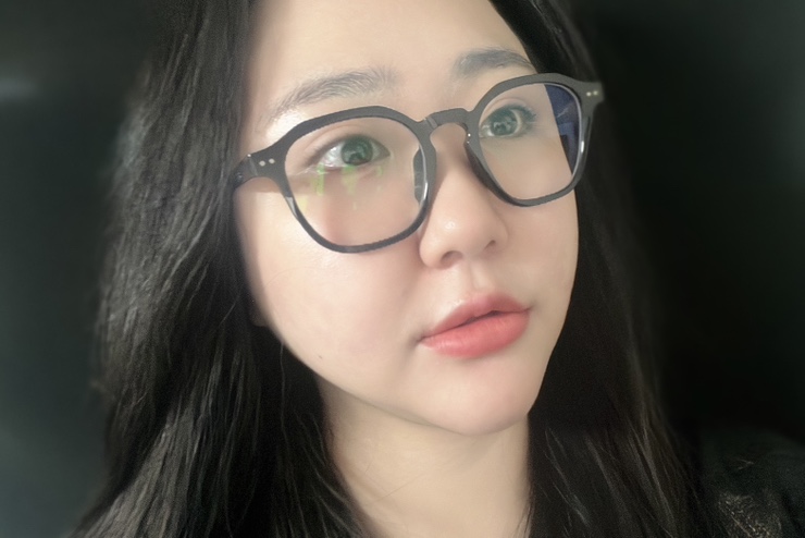 국내장인이 만든 바이오플라스틱 뿔테와 전자파차단렌즈가 만난 S7ILUVU 안경 추천