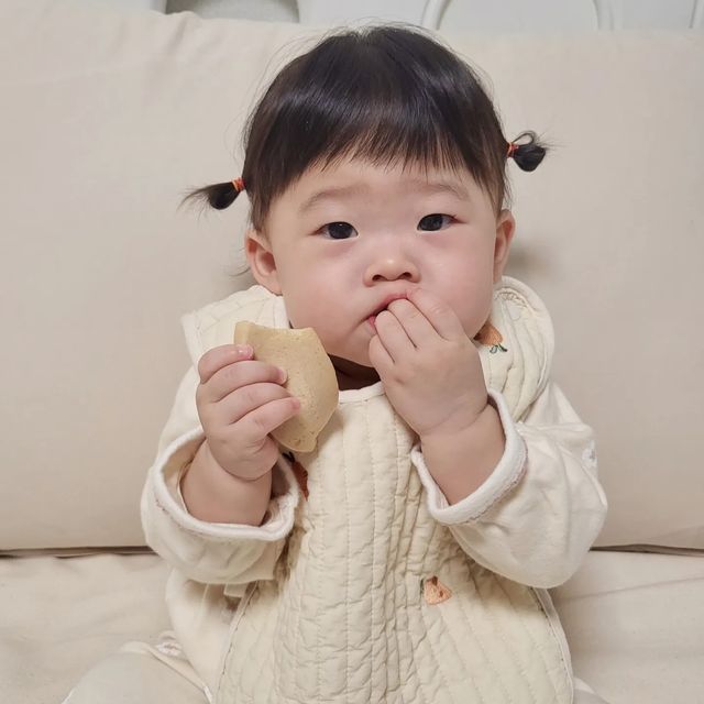 @uhc_imgnoh on Instagram: "#제품제공 #제품협찬 🥕마롤로뜨 자수 조끼 턱받이 ⠀ 이유식과 간식을 꼬박 챙겨먹는 라일이에게 너무나도 필요한 제품을 선물받았어요😍 ⠀ 아무리 깔끔하게 먹이