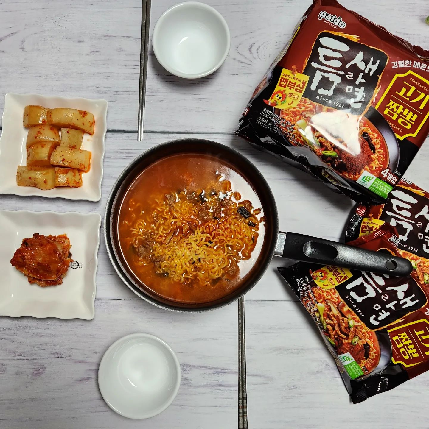 #광고
-
빠밤~~🎉🎉
다양한 맛으로 항상 도전중인 틈새라면에서
신제품으로 고기짬뽕맛이 나왔어요~~
매운고기짬뽕 정말 좋아하는데 또 어찌알고고기짬뽕맛을~~~💜💜💜💜
-
해물짬뽕보다도 고기짬뽕 좋아해서 기대감 가득 가지고
바~로 먹어봤는데 입술 가득 매운맛으로 혼나부렀어요 ㅋㅋㅋㅋ
-
매운맛이 슬금슬금 올라오는게 느껴지는데도
사골육수의 깊고 진한 국물 맛 놓치지않을꺼에요
해물짬뽕맛과는 다른 고기국물의 맛이...
매워도 계속 호로록 호로록 마시게 되네요😊
-
베트남 하늘초로 틈새라면만의
그 땀 뻘뻘 흘리게 하는 매운맛 뿜뿜
좋다좋아😚
-
-
-
paldofood
#팔도 #paldo #틈새라면 #틈새라면고기짬뽕 #틈새고기짬뽕 #틈새라면신제품  #라면추천 #봉지라면 #신제품