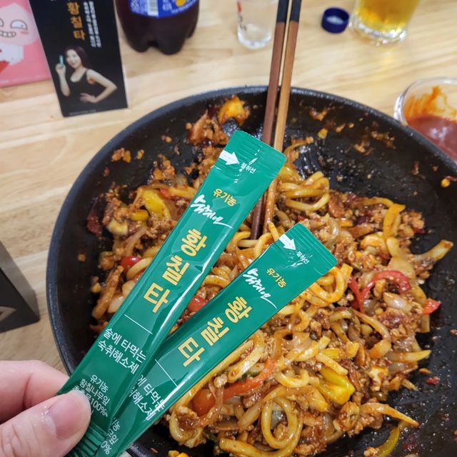 ❤성화우희❤ on Instagram: "#광고
오빠가 만들어준 볶음우동에는  소주지 !!

술좋아하는 우리부부에게 딱인 인삼나무 숙취해소제 
소주에 타먹는 숙취해소제 
인삼나무 '황칠타'
인삼나무라고 할정도로 만병통치약이라고하는 황칠나무가 소주에 쏙!! 요즘에 오빠랑 같이 술을 마셔도 예전같지 않아 자주마시면 해독을 못하는거 같은데 그래서 숙취해소제가 절대 필수ㅠㅠ!!
소주에 타먹으면 알콜향도 살짝 날아가 부담없고 목넘김도 부드러워서 
오늘도 오빠랑 또 한잔 함ㅋㅋㅋ 코로나걸리고나서 술많이 못마시게 된게 너무 아쉬운 우리둘🤣🤣

 🍻한잔하고 다음날 아가들 돌보려면 피곤해서 힘들었는데 황칠타를 먹으니 개운하고 요리할때 넣었더니 잡내도 잡아요!

◾️섭취방법
- 소주 1병당 1포 타서 드세요.
- 음주 전, 후 한포씩 그냥드세요.
 (물에 타드셔도 됩니다.)
- 안주 요리할 때 한 포 넣어 요리해 보세요.
 (잡내 사라지고, 숙취에 좋습니다.)

#숙취해소제#숙취해소법#숙취해소#소주숙취해소제#음주후숙취해소제#숙취해소제 추천#숙취해소제 소주#음주전 숙취해소제#숙취해소제언제#황칠타#황칠코리아#인삼나무#숙취제#소주에 타먹는 숙취해소제"