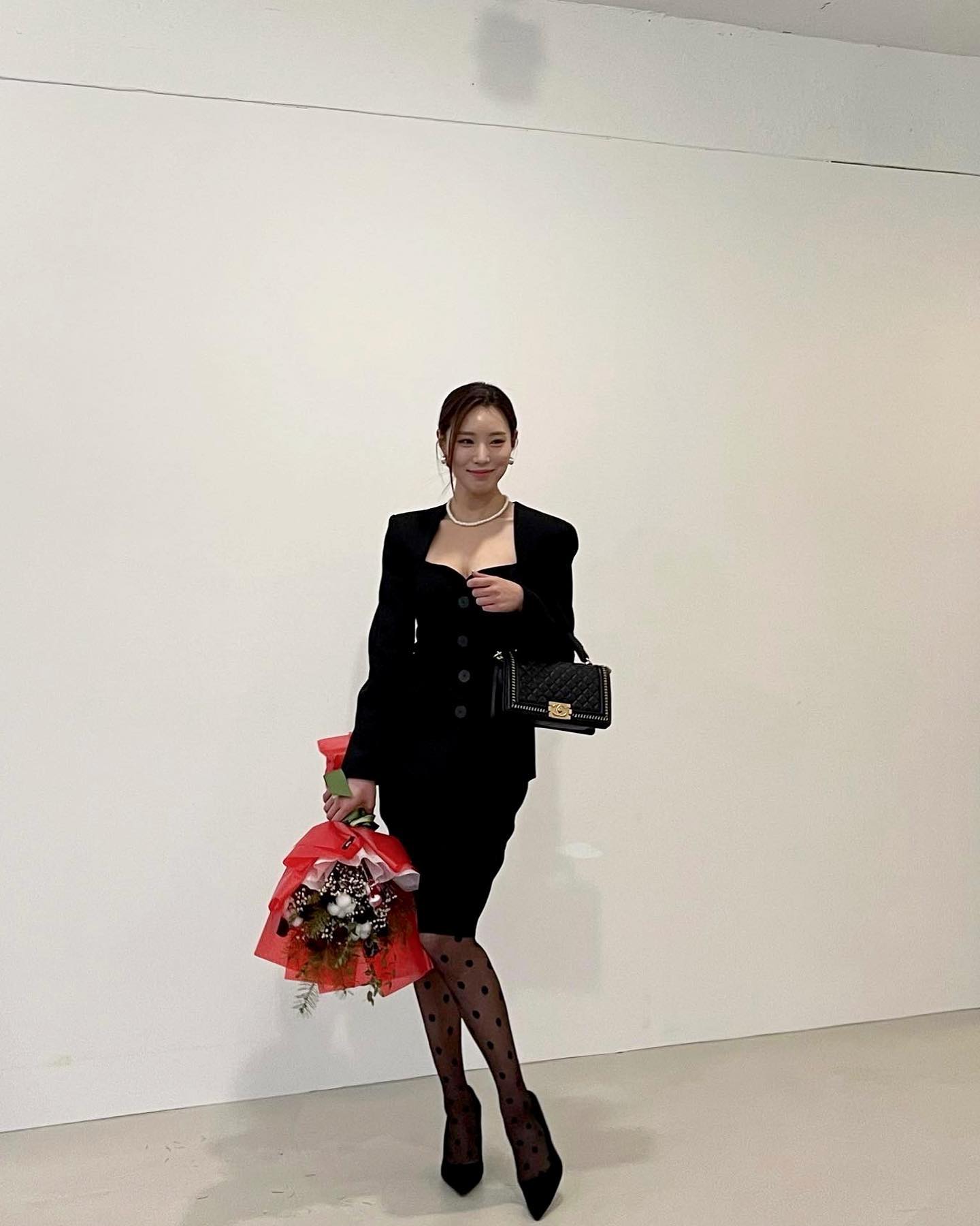 개인적으로 내맘속 샤넬 0순위룩👗

#힙한피디님들니랑엠디님이랑의상쌤들덕분에
내안에 숨은 패션을 일깨워본 재미난 촬영😎

블랙 좀 탈피 해야하는데 
잠시 한눈 팔다 결국은 블랙에서 멈춘 나🤷‍♀️

다 같은 맘이시려나😎

#샤넬 #chanel #명품가방 #샤넬백 #보이샤넬플랩백