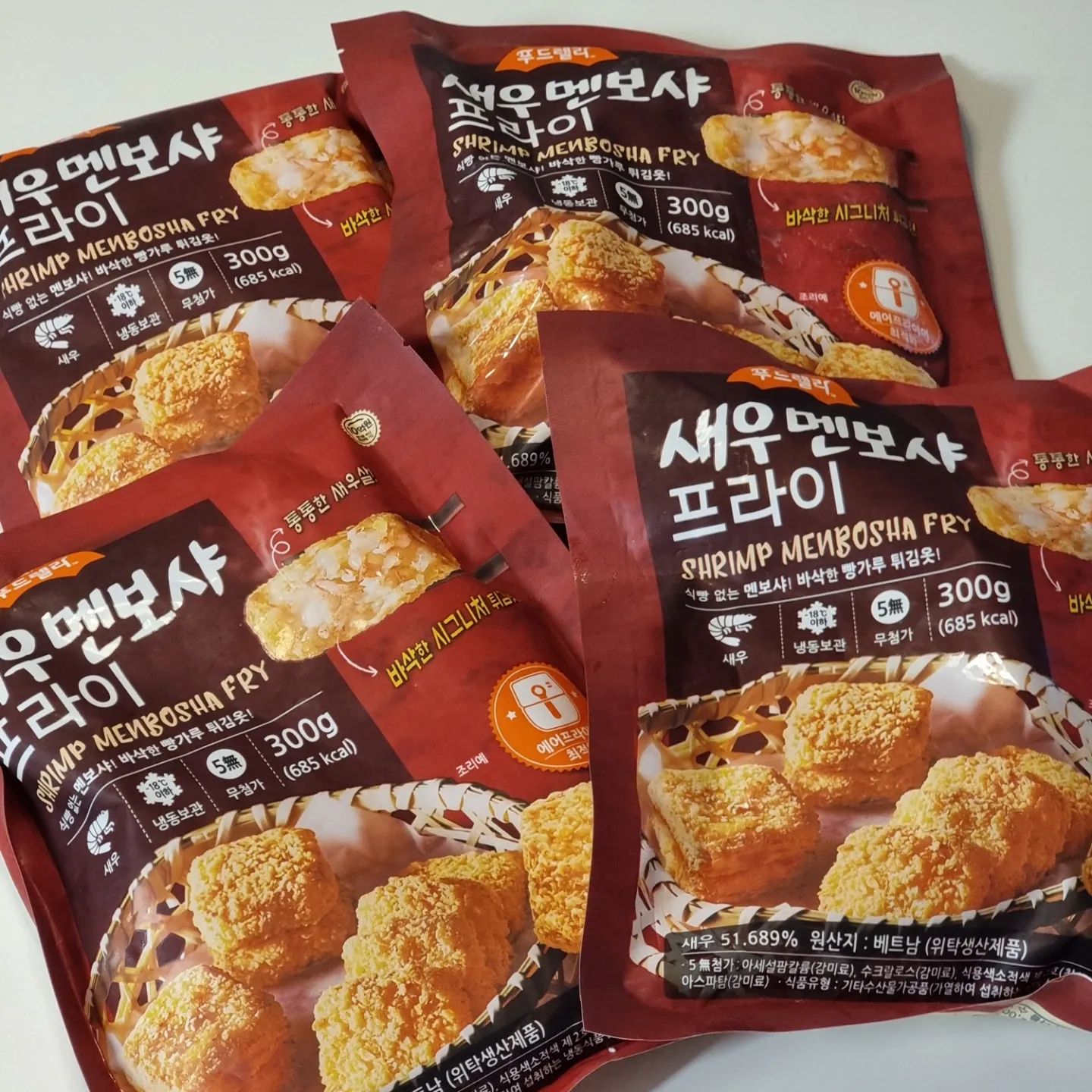 #제품협찬

안녕하세요 코리아 현대판 신데렐라 냉편입니다.

신데렐라는 어려서 부모님을 잃고요~ 계모와 언니들에게 구박을 받았더래요~ 보샤 보샤 멘보샤~....

계모랑 언니들도 없지만 다른 역경을 헤쳐온 저는
이연복 쉐프가 핫해지던 시기에 멘보샤라는 음식을 처음 먹어보았습니다.

연남동에 있는 중국집에서 사먹어봤던 것 같네요.

이후 집에서 식빵 사다 만들어먹고 그랬습니다.

멘보샤라는 음식은 독특합니다.

식빵사이에 새우완자를 끼워넣고 기름에 튀깁니다.

중국음식보다는 왠지 일본풍이 짙은 음식인데요.

그 기원은 잘 모르겠습니다.

이번에 foodrella.official 에서 이벤트당첨되어 멘보샤를 먹어보게 되었는데요.

새우살이 통통한 녀석이래서 그래봤자 냉동식품이지라고 생각하며 먹었습니다만.

새우살이 진짜로 통통해서 이거 뭔데! 싶었습니다.

놀라움을 금치못할 녀석이였죠.

에어프라이어 최적화라고 하여 오븐에 넣고 돌렸더니, 속안은 촉촉 겉은 바삭하니
알맞게 잘 익었습니다.

집에 있는 스윗칠리와 함께 하여 더욱 맛있게 즐겼네요.

믿먹 푸드렐라 너무 좋습니다.

제품구매는 링크로 가시면 볼 수 있어요

📍구매링크: foodrella.official 

#멘보샤 #광고 #믿먹후기 #후기 #솔직후기 #주관적후기 #중식 #중화요리 #중국음식 #요리 #냉동식품 #레토르트 #즉석식품 #맛집 #맛기행 #음식 #먹방